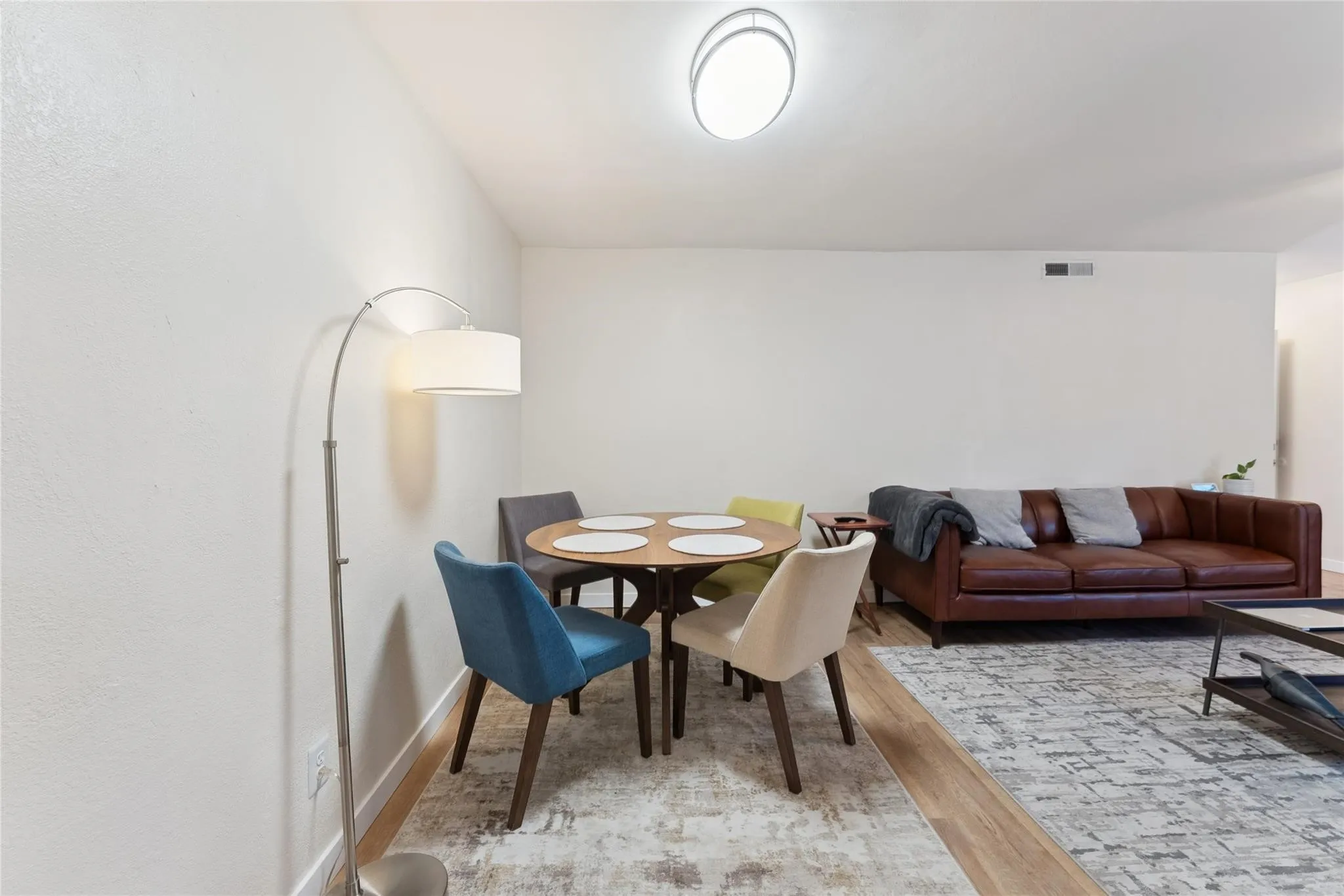 Condominium For Rent in Dallas County , 5132 Amesbury Drive 106, Dallas, Texas 75206, 1 Bedroom, 1 Bathroom, Garage spaces, 709 Sqft, built in 1970, mls#21352634, Real Estate Agent in Dallas, Homes For Rent in Dallas county, Homes For Rent in Dallas, Realtor in Dallas Texas, Real Estate Brokerage Independent Realty Texas, Luminita Cordes Realtor