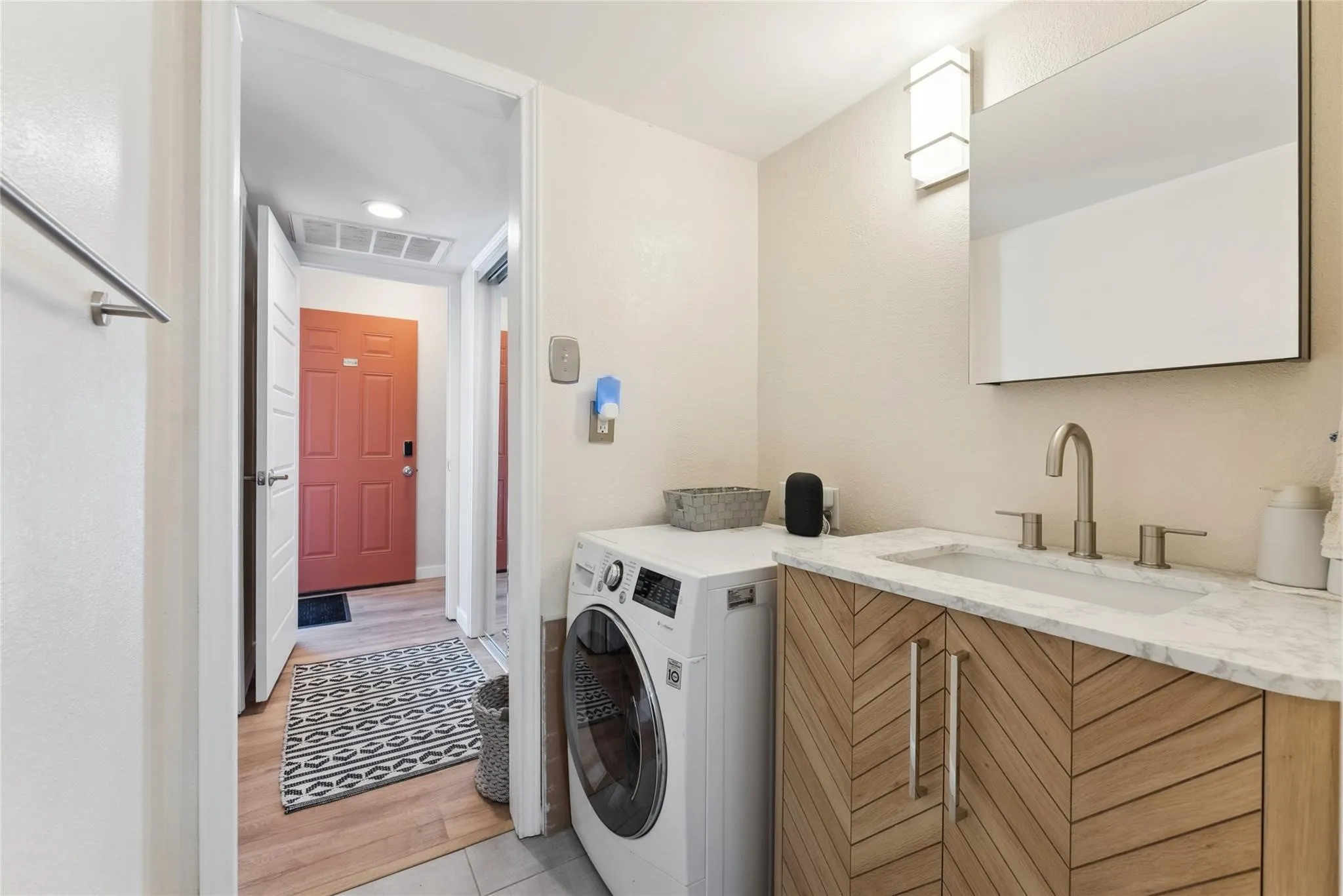 Condominium For Rent in Dallas County , 5132 Amesbury Drive 106, Dallas, Texas 75206, 1 Bedroom, 1 Bathroom, Garage spaces, 709 Sqft, built in 1970, mls#21352634, Real Estate Agent in Dallas, Homes For Rent in Dallas county, Homes For Rent in Dallas, Realtor in Dallas Texas, Real Estate Brokerage Independent Realty Texas, Luminita Cordes Realtor