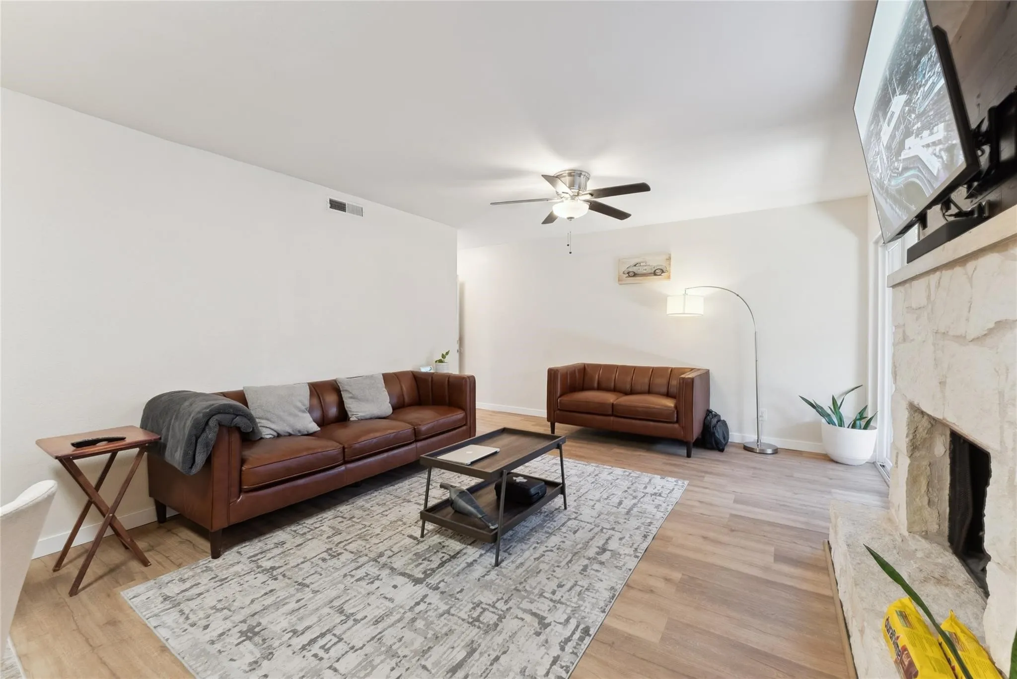 Condominium For Rent in Dallas County , 5132 Amesbury Drive 106, Dallas, Texas 75206, 1 Bedroom, 1 Bathroom, Garage spaces, 709 Sqft, built in 1970, mls#21352634, Real Estate Agent in Dallas, Homes For Rent in Dallas county, Homes For Rent in Dallas, Realtor in Dallas Texas, Real Estate Brokerage Independent Realty Texas, Luminita Cordes Realtor