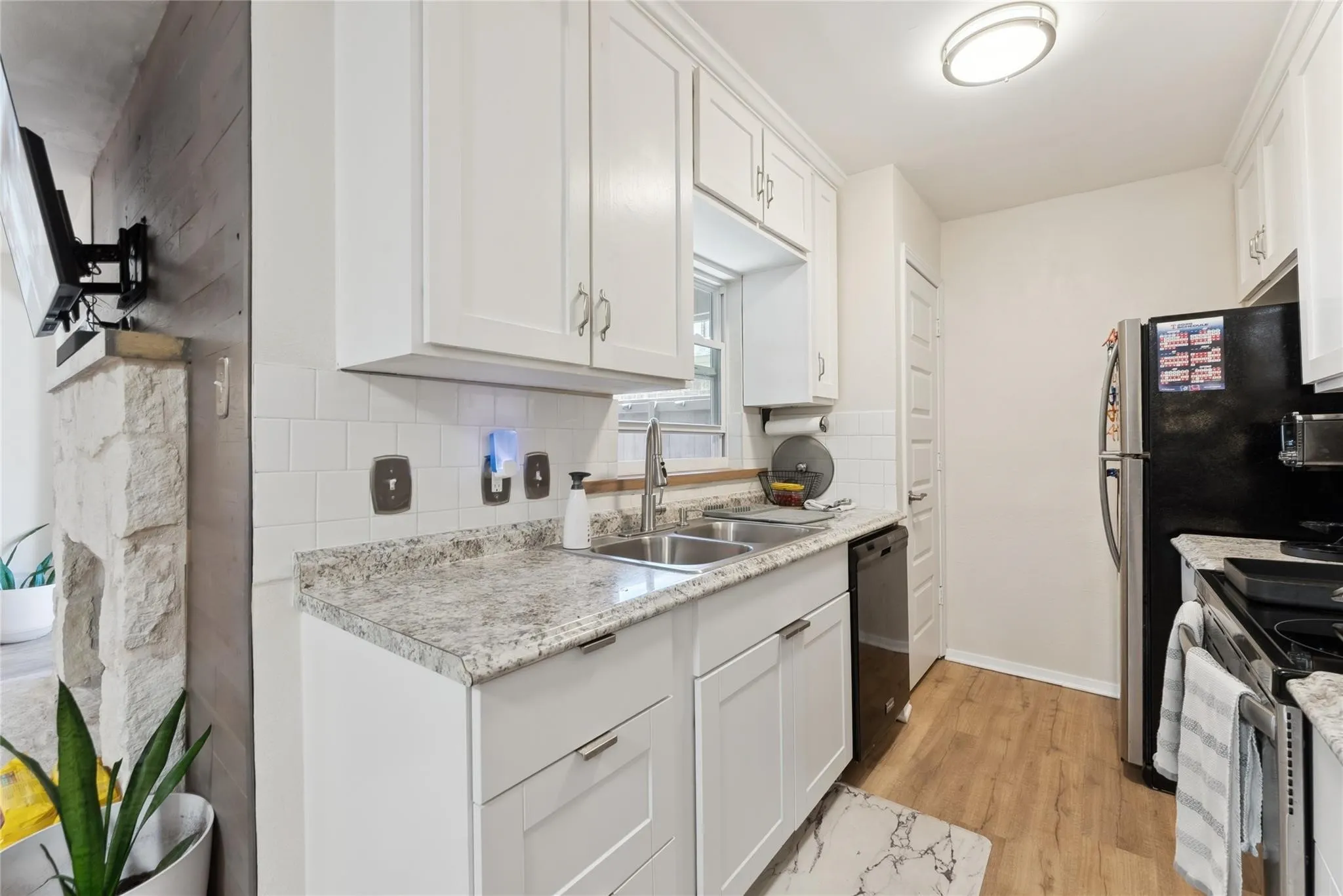 Condominium For Rent in Dallas County , 5132 Amesbury Drive 106, Dallas, Texas 75206, 1 Bedroom, 1 Bathroom, Garage spaces, 709 Sqft, built in 1970, mls#21352634, Real Estate Agent in Dallas, Homes For Rent in Dallas county, Homes For Rent in Dallas, Realtor in Dallas Texas, Real Estate Brokerage Independent Realty Texas, Luminita Cordes Realtor