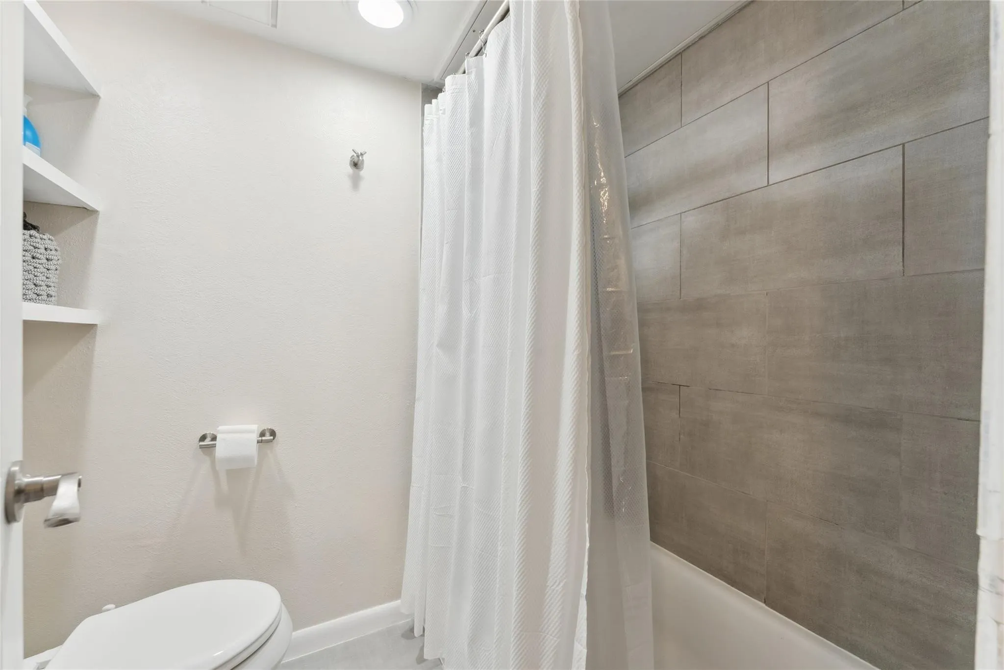 Condominium For Rent in Dallas County , 5132 Amesbury Drive 106, Dallas, Texas 75206, 1 Bedroom, 1 Bathroom, Garage spaces, 709 Sqft, built in 1970, mls#21352634, Real Estate Agent in Dallas, Homes For Rent in Dallas county, Homes For Rent in Dallas, Realtor in Dallas Texas, Real Estate Brokerage Independent Realty Texas, Luminita Cordes Realtor