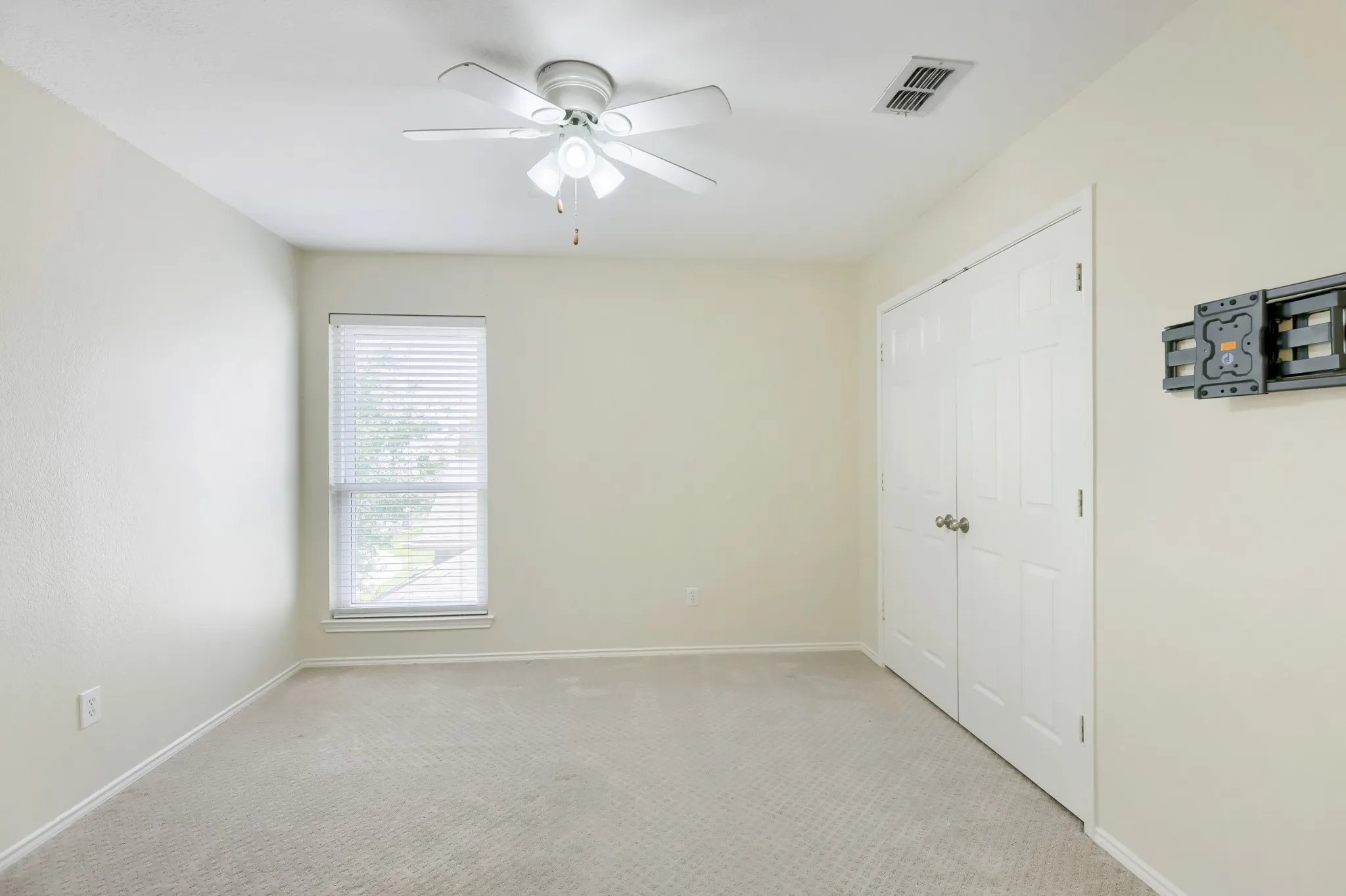Single Family Residence For Sale in Collin County , 10613 Memphis Drive, Frisco, Texas 75035, 3 Bedroom, 3 Bathroom, 2 Garage spaces, 2,259 Sqft, built in 1995, mls#21352612, Real Estate Agent in Frisco, Homes For Sale in Collin county, Homes For Sale in Frisco, Realtor in Frisco Texas, Real Estate Brokerage Independent Realty Texas, Luminita Cordes Realtor