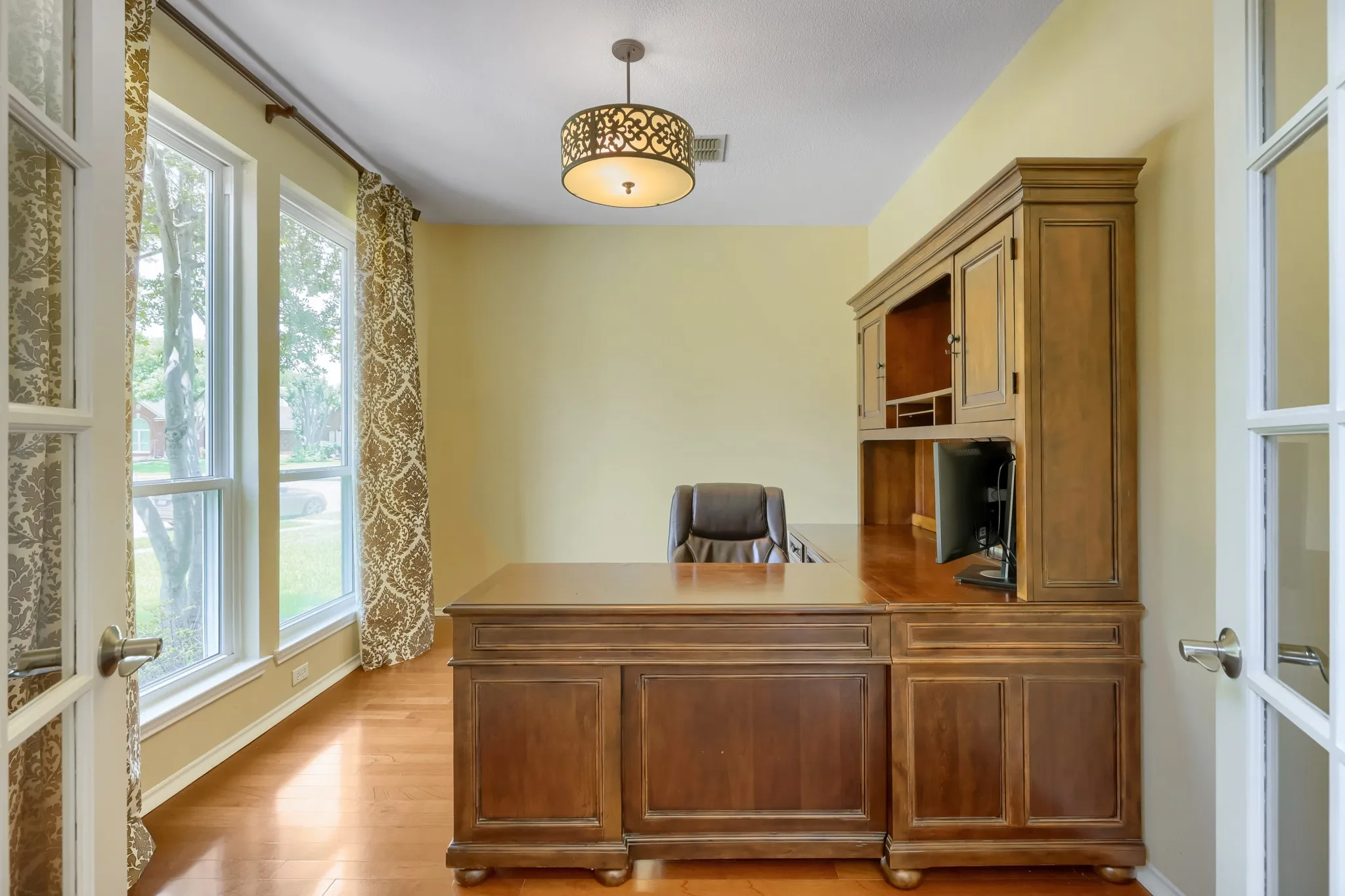 Single Family Residence For Sale in Collin County , 10613 Memphis Drive, Frisco, Texas 75035, 3 Bedroom, 3 Bathroom, 2 Garage spaces, 2,259 Sqft, built in 1995, mls#21352612, Real Estate Agent in Frisco, Homes For Sale in Collin county, Homes For Sale in Frisco, Realtor in Frisco Texas, Real Estate Brokerage Independent Realty Texas, Luminita Cordes Realtor