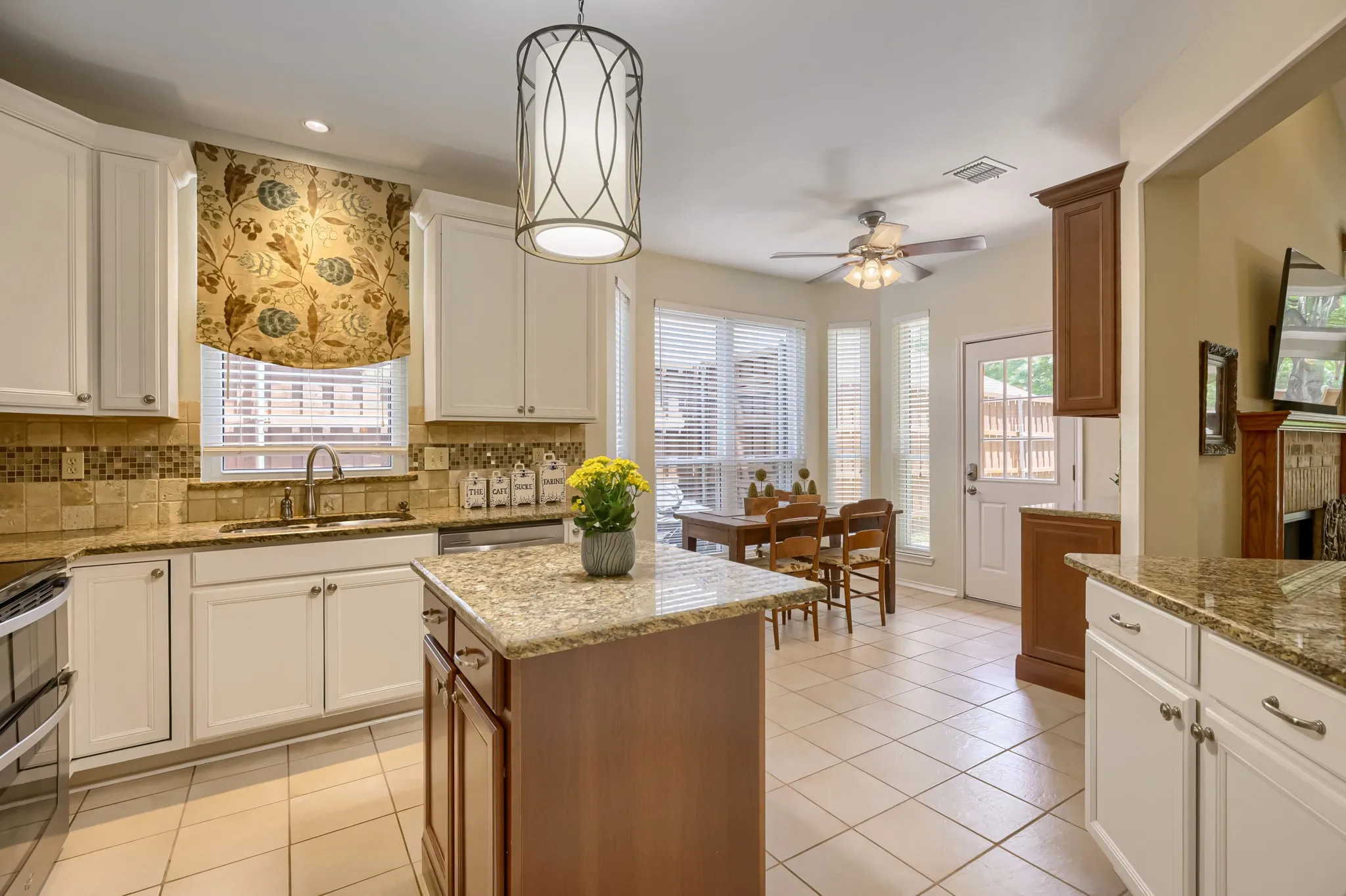 Single Family Residence For Sale in Collin County , 10613 Memphis Drive, Frisco, Texas 75035, 3 Bedroom, 3 Bathroom, 2 Garage spaces, 2,259 Sqft, built in 1995, mls#21352612, Real Estate Agent in Frisco, Homes For Sale in Collin county, Homes For Sale in Frisco, Realtor in Frisco Texas, Real Estate Brokerage Independent Realty Texas, Luminita Cordes Realtor