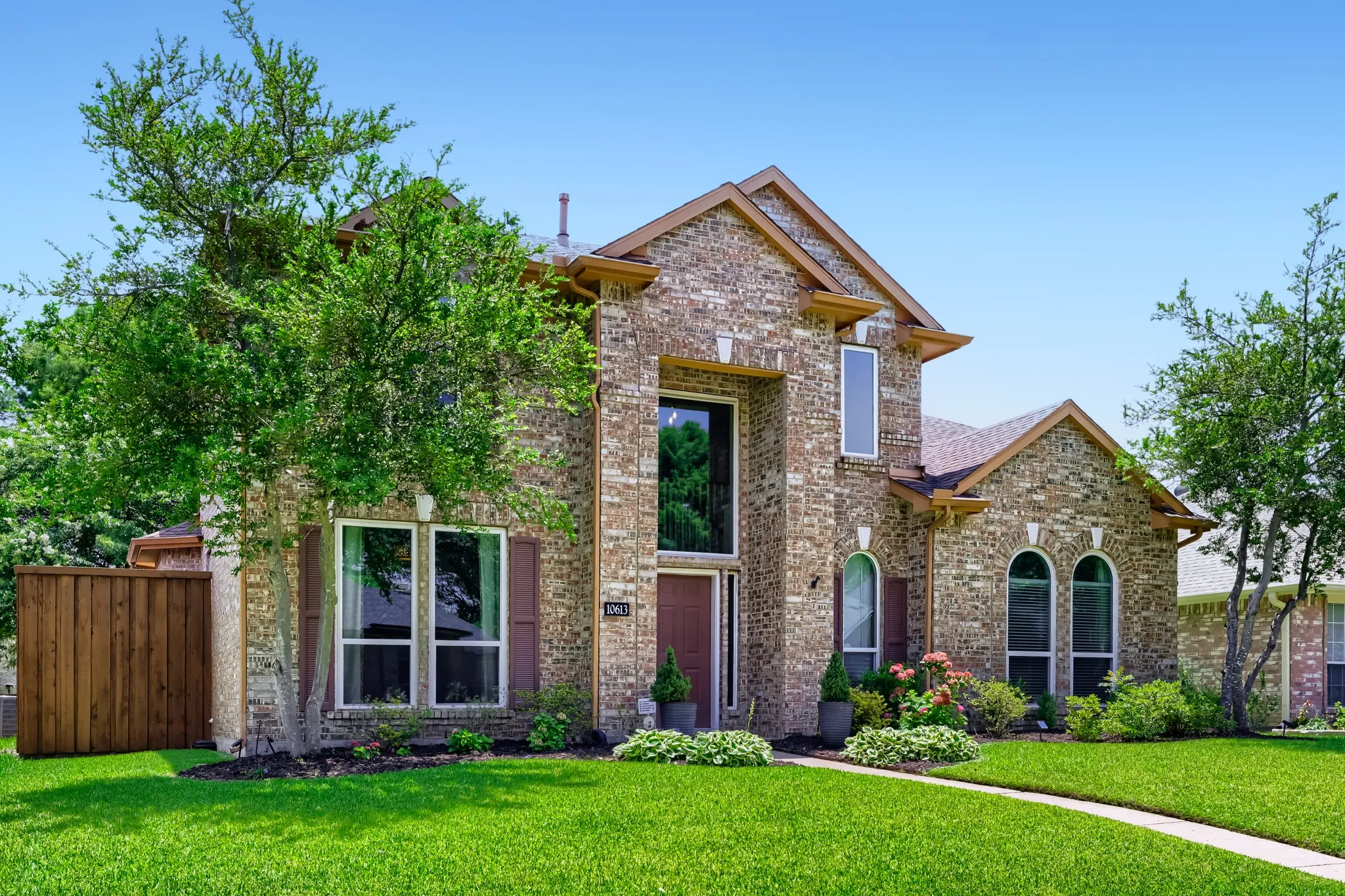 Single Family Residence For Sale in Collin County , 10613 Memphis Drive, Frisco, Texas 75035, 3 Bedroom, 3 Bathroom, 2 Garage spaces, 2,259 Sqft, built in 1995, mls#21352612, Real Estate Agent in Frisco, Homes For Sale in Collin county, Homes For Sale in Frisco, Realtor in Frisco Texas, Real Estate Brokerage Independent Realty Texas, Luminita Cordes Realtor