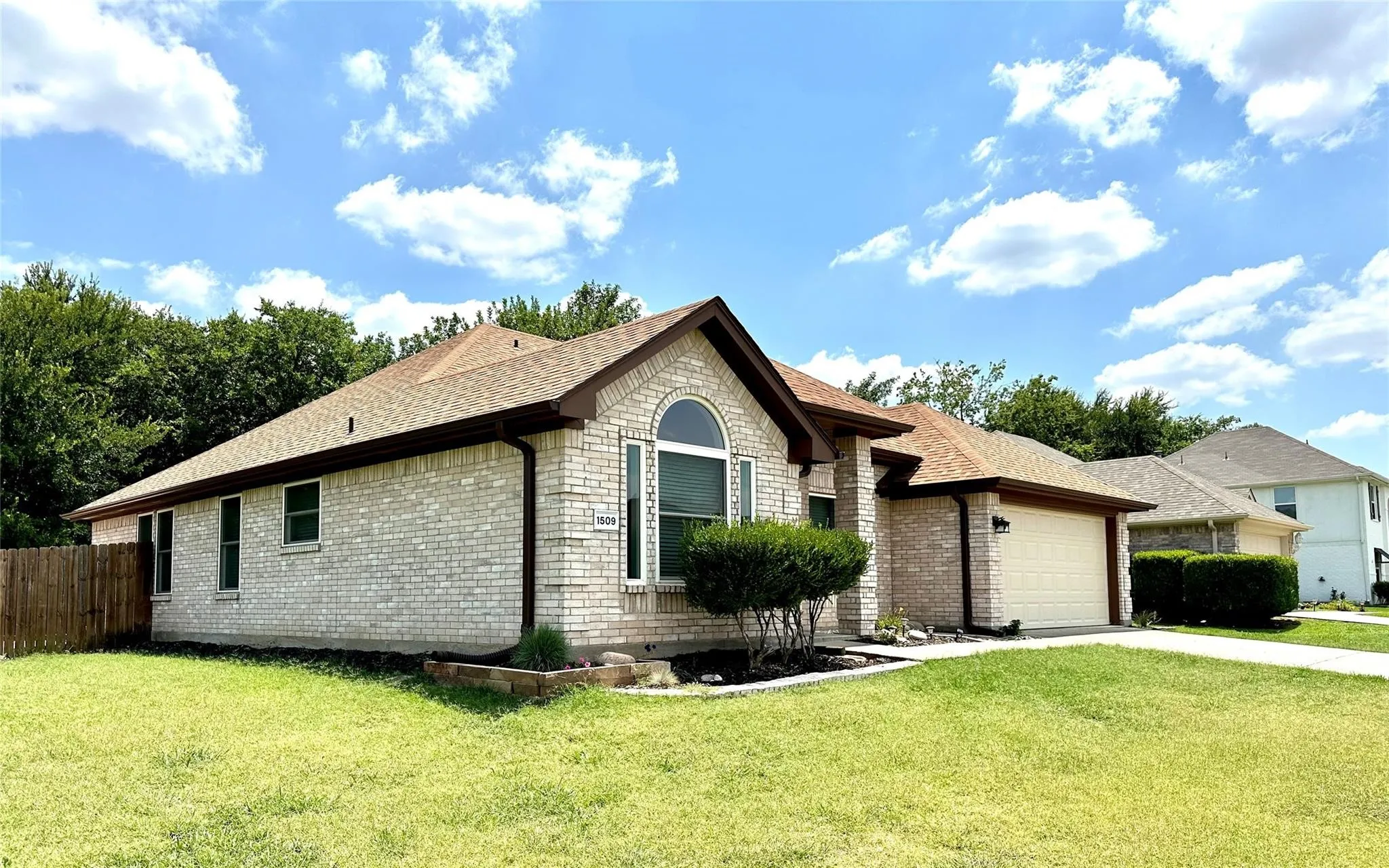 Single Family Residence For Rent in Grayson County , 1509 Creekside Avenue, Sherman, Texas 75092, 4 Bedroom, 2 Bathroom, 2 Garage spaces, 1,873 Sqft, built in 2000, mls#21352598, Real Estate Agent in Sherman, Homes For Rent in Grayson county, Homes For Rent in Sherman, Realtor in Sherman Texas, Real Estate Brokerage Independent Realty Texas, Luminita Cordes Realtor