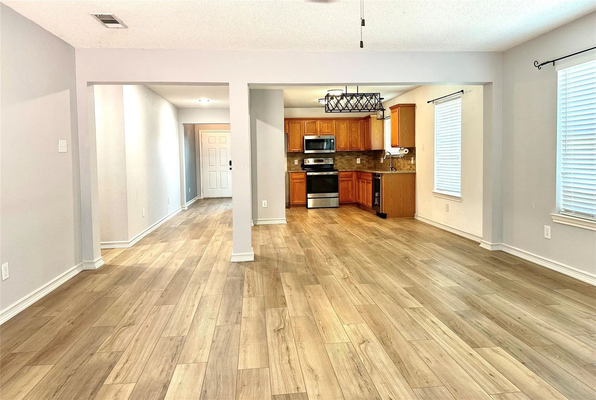 Single Family Residence For Rent in Grayson County , 1509 Creekside Avenue, Sherman, Texas 75092, 4 Bedroom, 2 Bathroom, 2 Garage spaces, 1,873 Sqft, built in 2000, mls#21352598, Real Estate Agent in Sherman, Homes For Rent in Grayson county, Homes For Rent in Sherman, Realtor in Sherman Texas, Real Estate Brokerage Independent Realty Texas, Luminita Cordes Realtor
