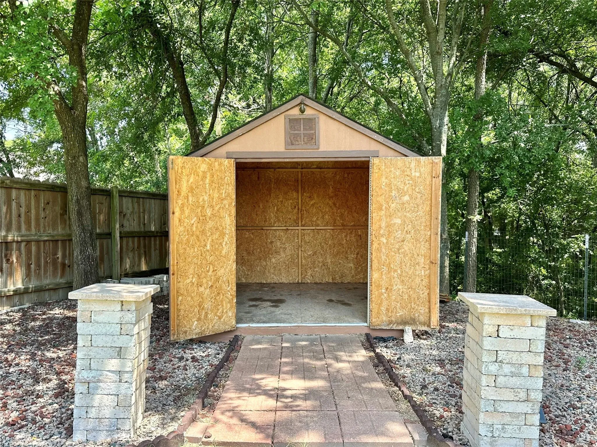 Single Family Residence For Rent in Grayson County , 1509 Creekside Avenue, Sherman, Texas 75092, 4 Bedroom, 2 Bathroom, 2 Garage spaces, 1,873 Sqft, built in 2000, mls#21352598, Real Estate Agent in Sherman, Homes For Rent in Grayson county, Homes For Rent in Sherman, Realtor in Sherman Texas, Real Estate Brokerage Independent Realty Texas, Luminita Cordes Realtor