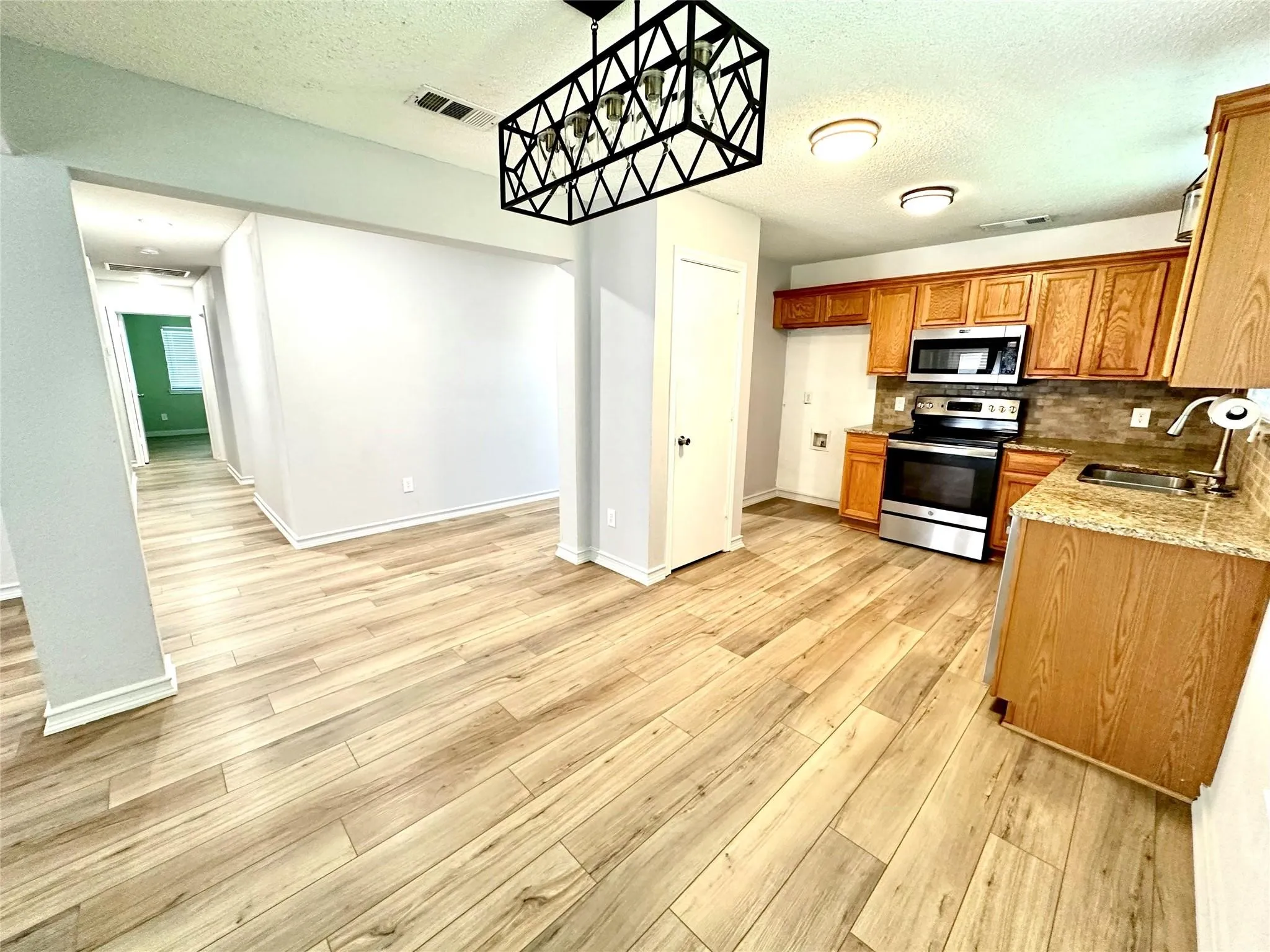 Single Family Residence For Rent in Grayson County , 1509 Creekside Avenue, Sherman, Texas 75092, 4 Bedroom, 2 Bathroom, 2 Garage spaces, 1,873 Sqft, built in 2000, mls#21352598, Real Estate Agent in Sherman, Homes For Rent in Grayson county, Homes For Rent in Sherman, Realtor in Sherman Texas, Real Estate Brokerage Independent Realty Texas, Luminita Cordes Realtor
