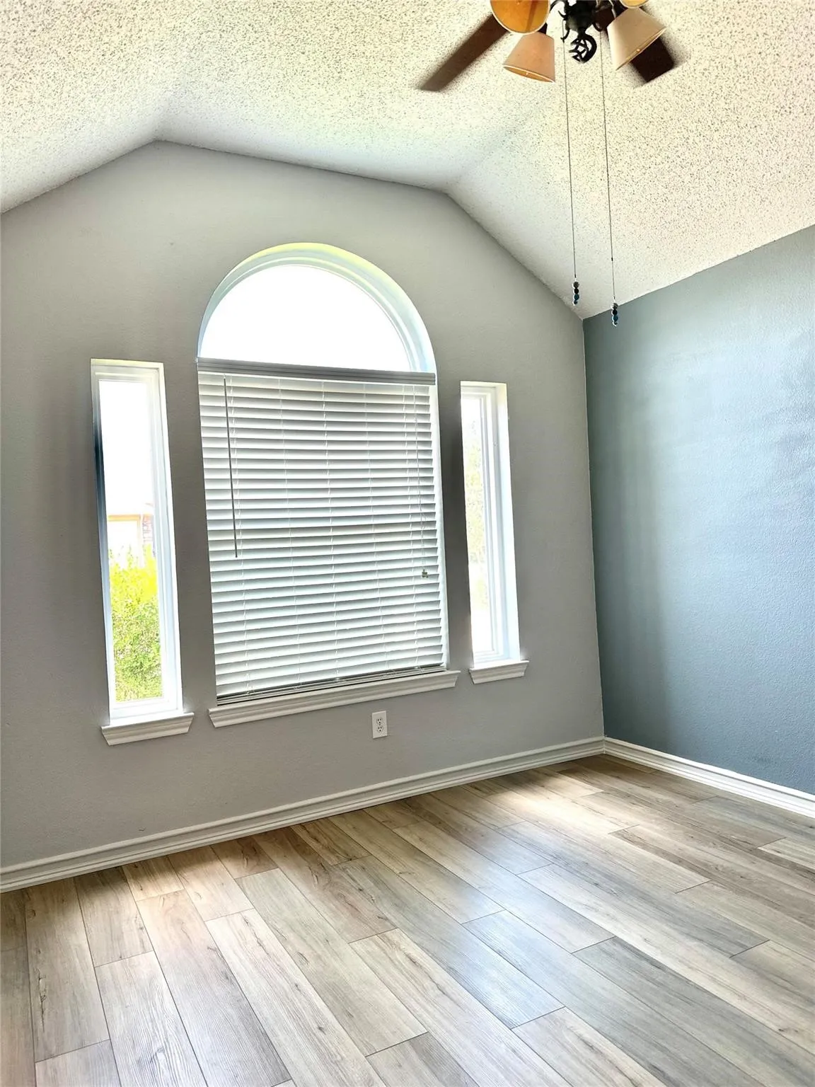 Single Family Residence For Rent in Grayson County , 1509 Creekside Avenue, Sherman, Texas 75092, 4 Bedroom, 2 Bathroom, 2 Garage spaces, 1,873 Sqft, built in 2000, mls#21352598, Real Estate Agent in Sherman, Homes For Rent in Grayson county, Homes For Rent in Sherman, Realtor in Sherman Texas, Real Estate Brokerage Independent Realty Texas, Luminita Cordes Realtor
