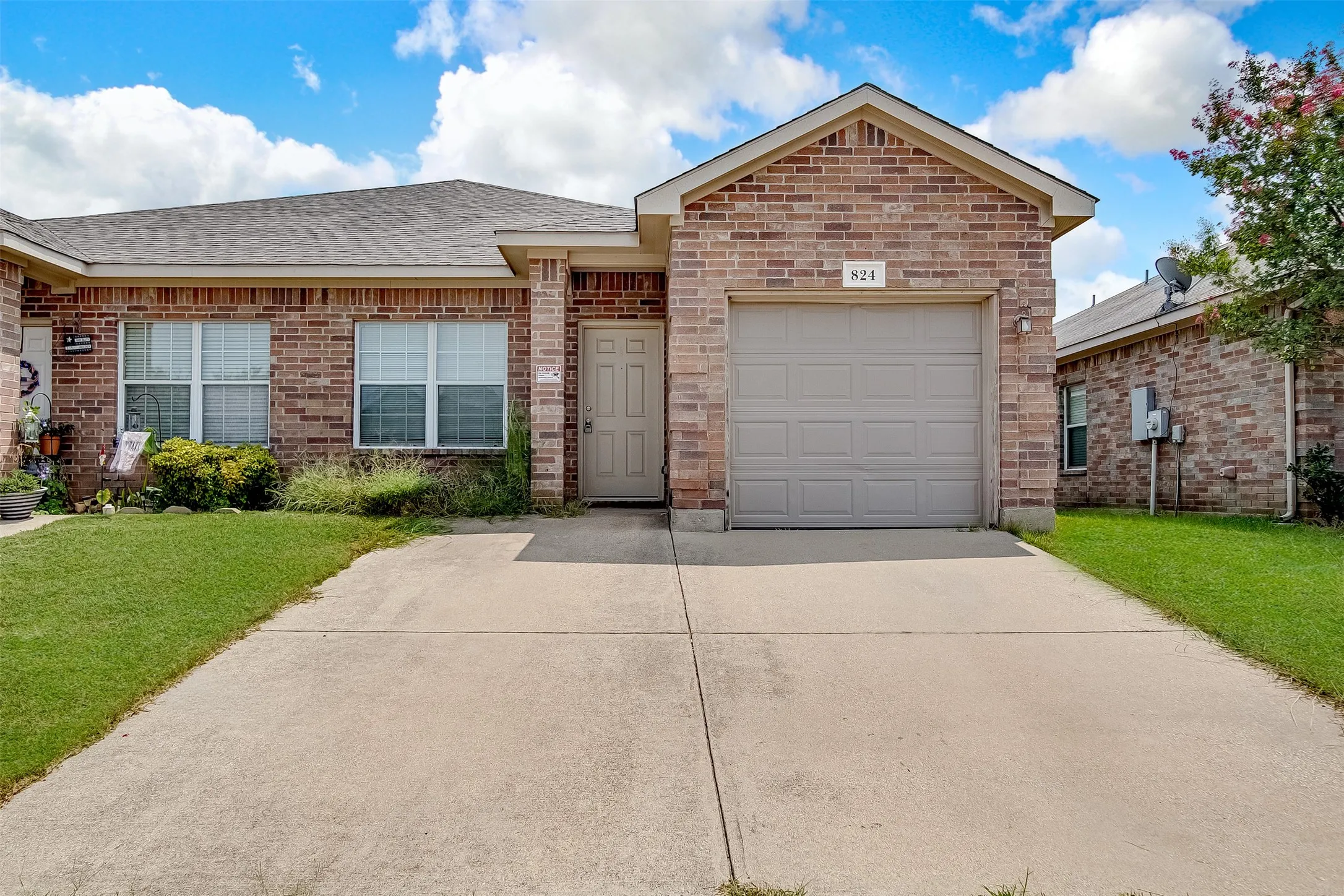 Duplex For Rent in Tarrant County , 824 Walnut Street, Burleson, Texas 76028, 3 Bedroom, 2 Bathroom, 1 Garage spaces, 1,221 Sqft, built in 2007, mls#21352643, Real Estate Agent in Burleson, Homes For Rent in Tarrant county, Homes For Rent in Burleson, Realtor in Burleson Texas, Real Estate Brokerage Independent Realty Texas, Luminita Cordes Realtor
