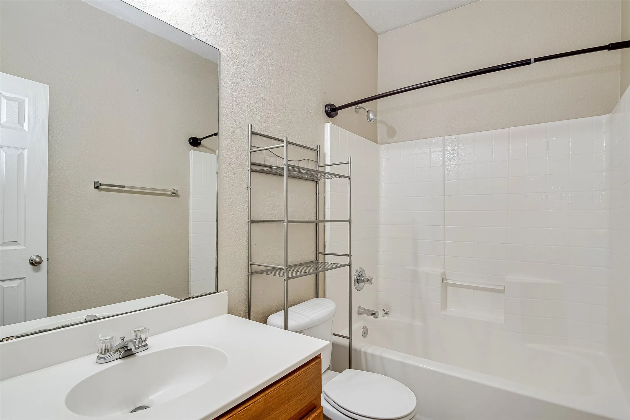 Duplex For Rent in Tarrant County , 824 Walnut Street, Burleson, Texas 76028, 3 Bedroom, 2 Bathroom, 1 Garage spaces, 1,221 Sqft, built in 2007, mls#21352643, Real Estate Agent in Burleson, Homes For Rent in Tarrant county, Homes For Rent in Burleson, Realtor in Burleson Texas, Real Estate Brokerage Independent Realty Texas, Luminita Cordes Realtor