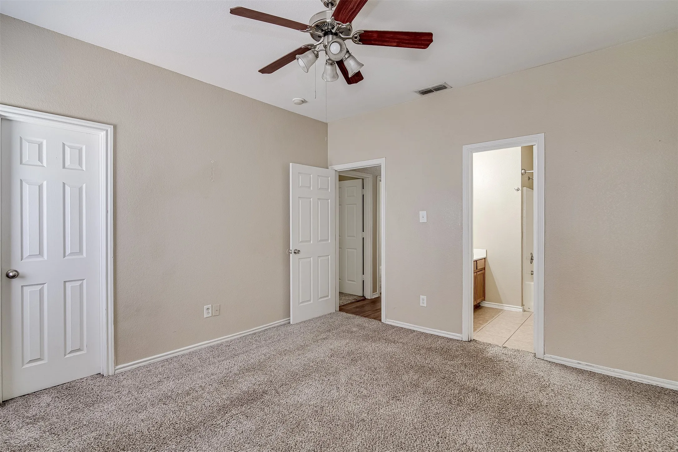 Duplex For Rent in Tarrant County , 824 Walnut Street, Burleson, Texas 76028, 3 Bedroom, 2 Bathroom, 1 Garage spaces, 1,221 Sqft, built in 2007, mls#21352643, Real Estate Agent in Burleson, Homes For Rent in Tarrant county, Homes For Rent in Burleson, Realtor in Burleson Texas, Real Estate Brokerage Independent Realty Texas, Luminita Cordes Realtor