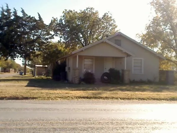 Single Family Residence For Rent in Taylor County , 501 Ash Street, Merkel, Texas 79536, 3 Bedroom, 1 Bathroom, Garage spaces, 1,276 Sqft, built in 1934, mls#21352648, Real Estate Agent in Merkel, Homes For Rent in Taylor county, Homes For Rent in Merkel, Realtor in Merkel Texas, Real Estate Brokerage Independent Realty Texas, Luminita Cordes Realtor