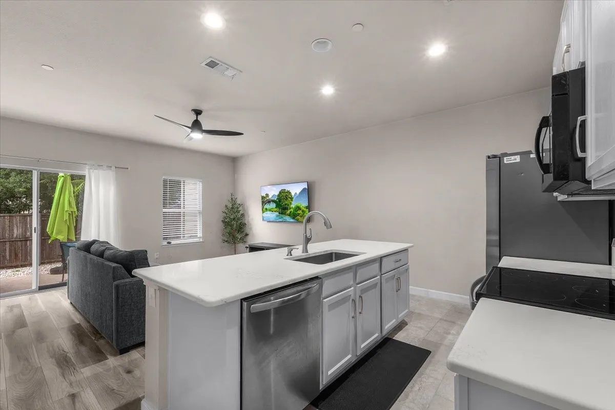 Townhouse For Sale in Collin County , 2200 Oklahoma Avenue, Plano, Texas 75074, 2 Bedroom, 3 Bathroom, Garage spaces, 1,322 Sqft, built in 2009, mls#21351685, Real Estate Agent in Plano, Homes For Sale in Collin county, Homes For Sale in Plano, Realtor in Plano Texas, Real Estate Brokerage Independent Realty Texas, Luminita Cordes Realtor