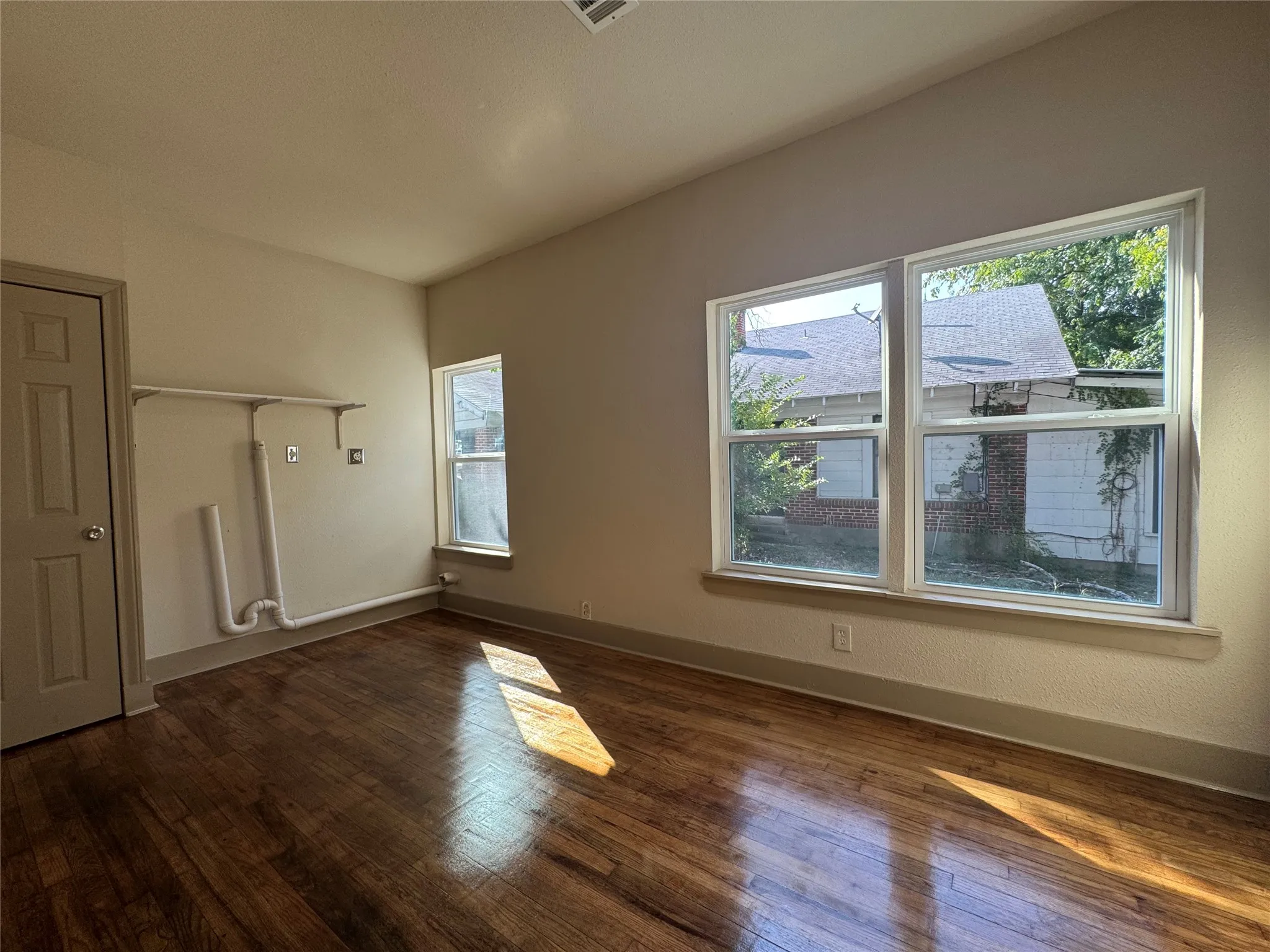 Single Family Residence For Sale in Mc Lennan County , 1613 N 15th Street, Waco, Texas 76707, 3 Bedrooms, 1 Bathroom, Garage spaces, 1,412 Sqft, built in 1920, Price $165,000, mls#21352658, Real Estate Agent in Waco, Homes For Sale in Mc Lennan county, Homes For Sale in Waco, Realtor in Waco Texas, Real Estate Brokerage Independent Realty Texas, Luminita Cordes Realtor