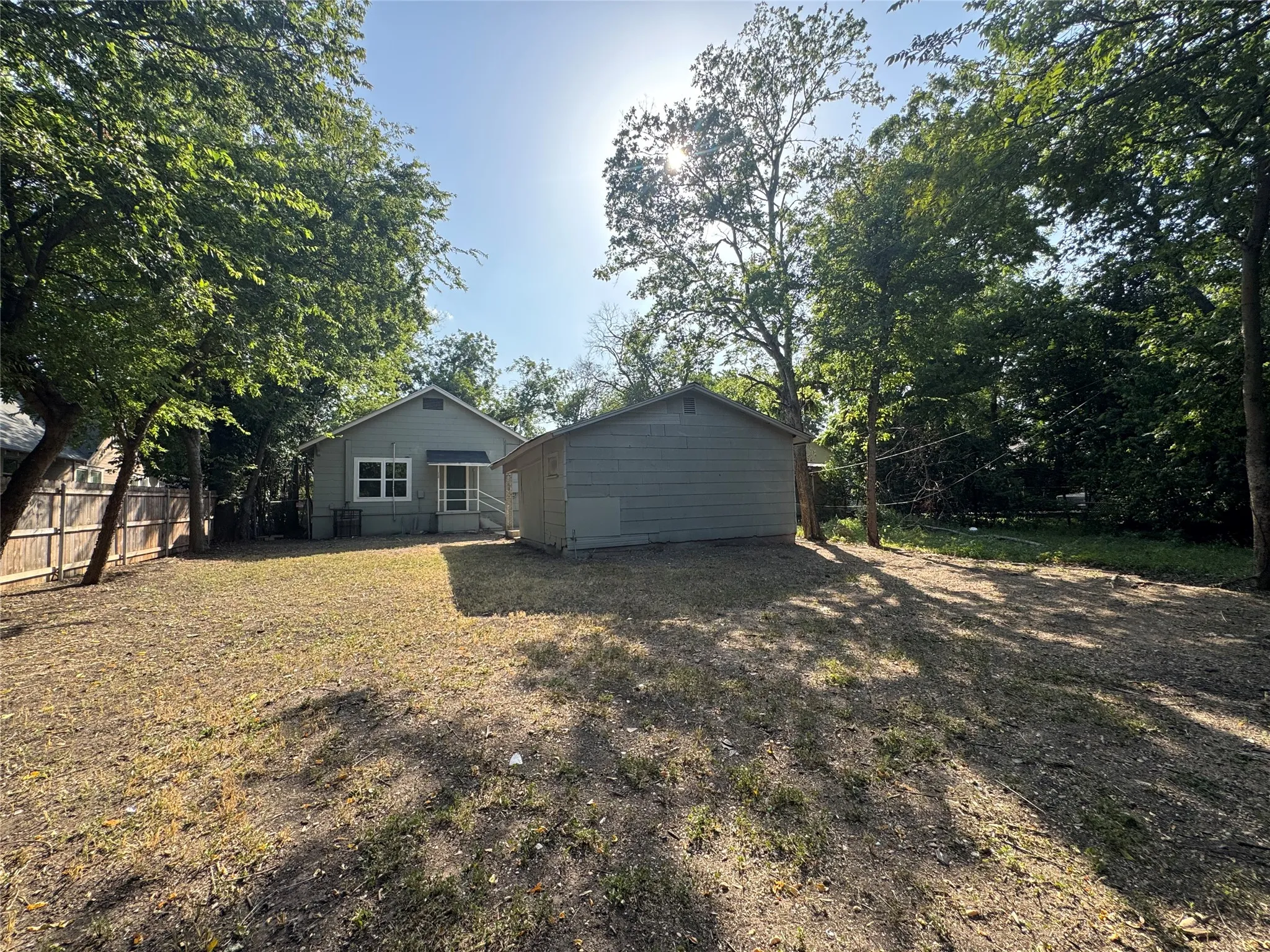Single Family Residence For Sale in Mc Lennan County , 1613 N 15th Street, Waco, Texas 76707, 3 Bedrooms, 1 Bathroom, Garage spaces, 1,412 Sqft, built in 1920, Price $165,000, mls#21352658, Real Estate Agent in Waco, Homes For Sale in Mc Lennan county, Homes For Sale in Waco, Realtor in Waco Texas, Real Estate Brokerage Independent Realty Texas, Luminita Cordes Realtor