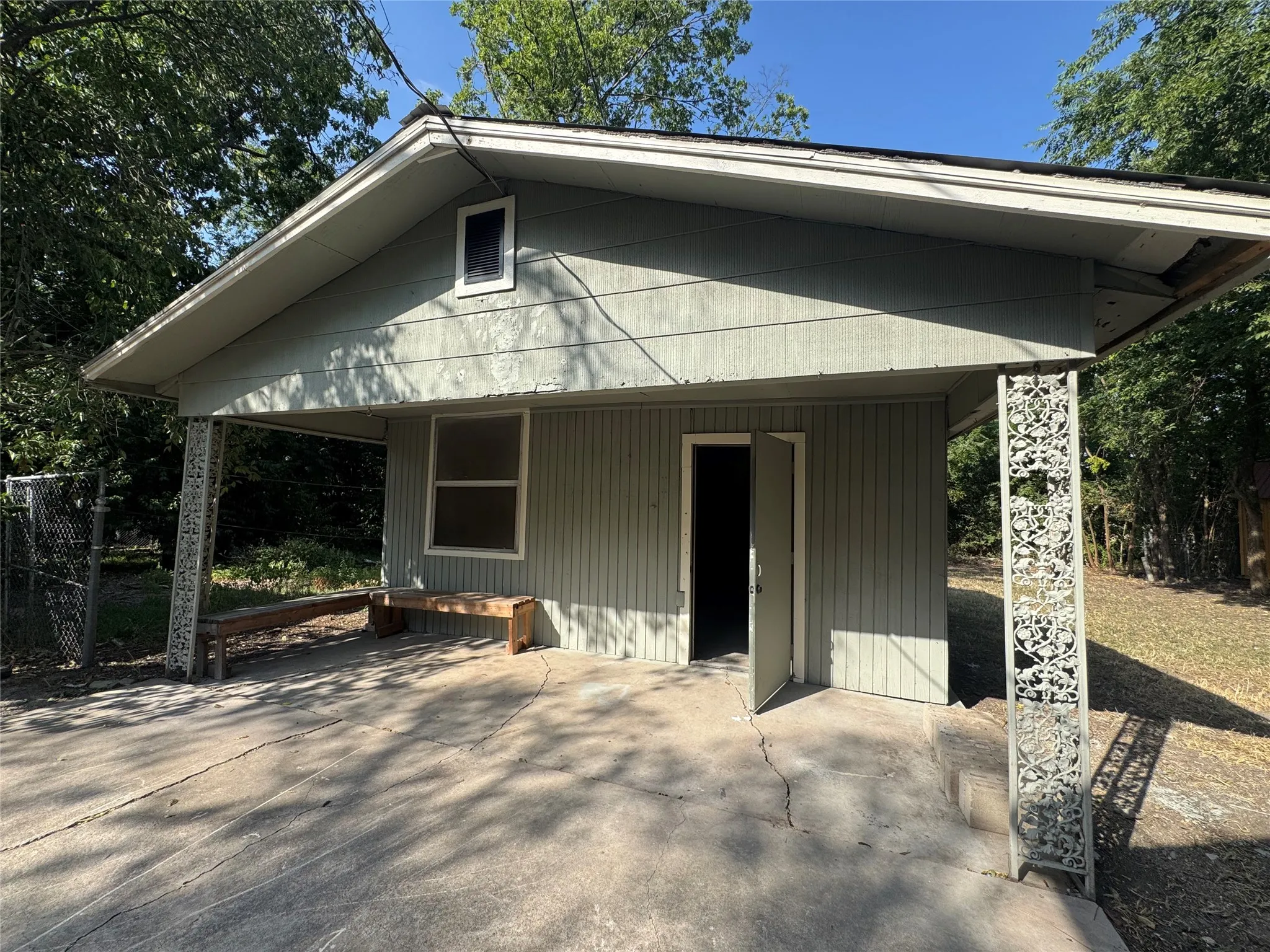 Single Family Residence For Sale in Mc Lennan County , 1613 N 15th Street, Waco, Texas 76707, 3 Bedrooms, 1 Bathroom, Garage spaces, 1,412 Sqft, built in 1920, Price $165,000, mls#21352658, Real Estate Agent in Waco, Homes For Sale in Mc Lennan county, Homes For Sale in Waco, Realtor in Waco Texas, Real Estate Brokerage Independent Realty Texas, Luminita Cordes Realtor