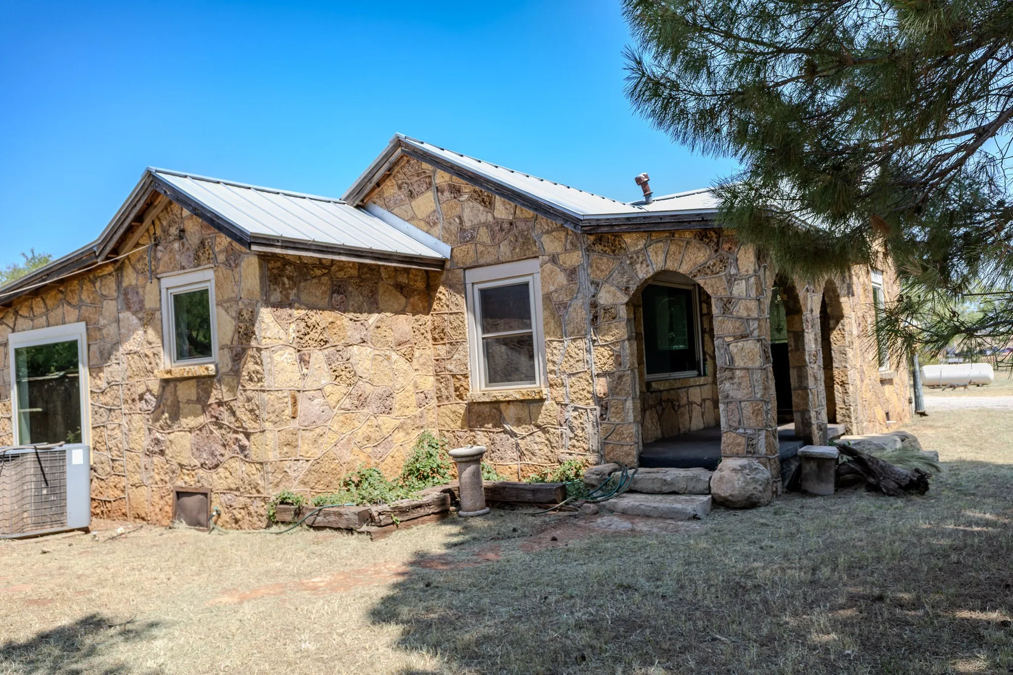 Single Family Residence For Sale in Taylor County , 4509 Curry Lane, Abilene, Texas 79606, 2 Bedroom, 2 Bathroom, 2 Garage spaces, 1,104 Sqft, built in 1937, mls#21352671, Real Estate Agent in Abilene, Homes For Sale in Taylor county, Homes For Sale in Abilene, Realtor in Abilene Texas, Real Estate Brokerage Independent Realty Texas, Luminita Cordes Realtor
