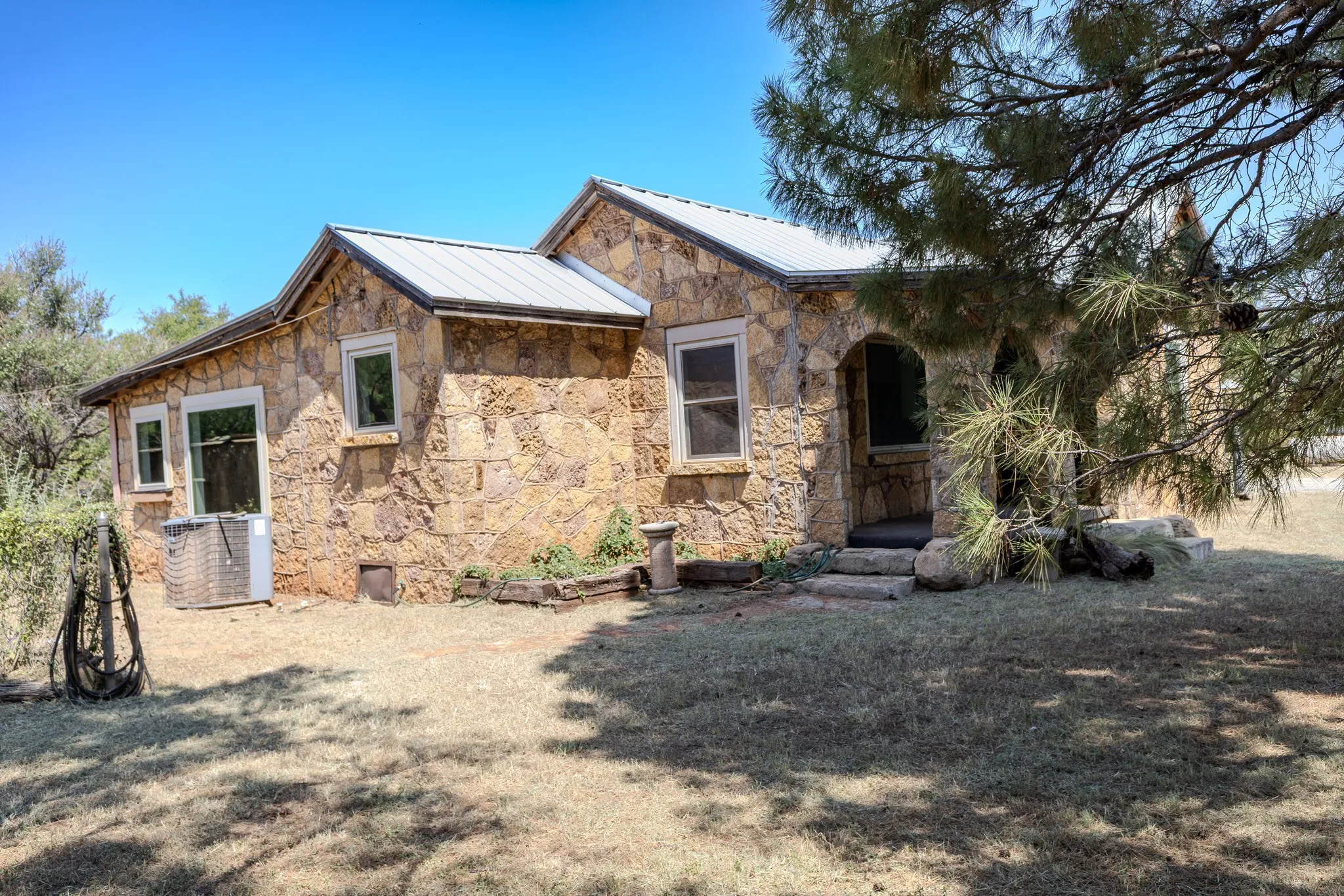 Single Family Residence For Sale in Taylor County , 4509 Curry Lane, Abilene, Texas 79606, 2 Bedroom, 2 Bathroom, 2 Garage spaces, 1,104 Sqft, built in 1937, mls#21352671, Real Estate Agent in Abilene, Homes For Sale in Taylor county, Homes For Sale in Abilene, Realtor in Abilene Texas, Real Estate Brokerage Independent Realty Texas, Luminita Cordes Realtor