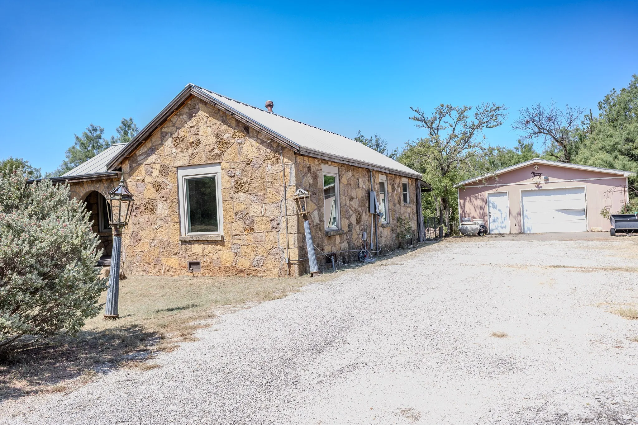 Single Family Residence For Sale in Taylor County , 4509 Curry Lane, Abilene, Texas 79606, 2 Bedroom, 2 Bathroom, 2 Garage spaces, 1,104 Sqft, built in 1937, mls#21352671, Real Estate Agent in Abilene, Homes For Sale in Taylor county, Homes For Sale in Abilene, Realtor in Abilene Texas, Real Estate Brokerage Independent Realty Texas, Luminita Cordes Realtor