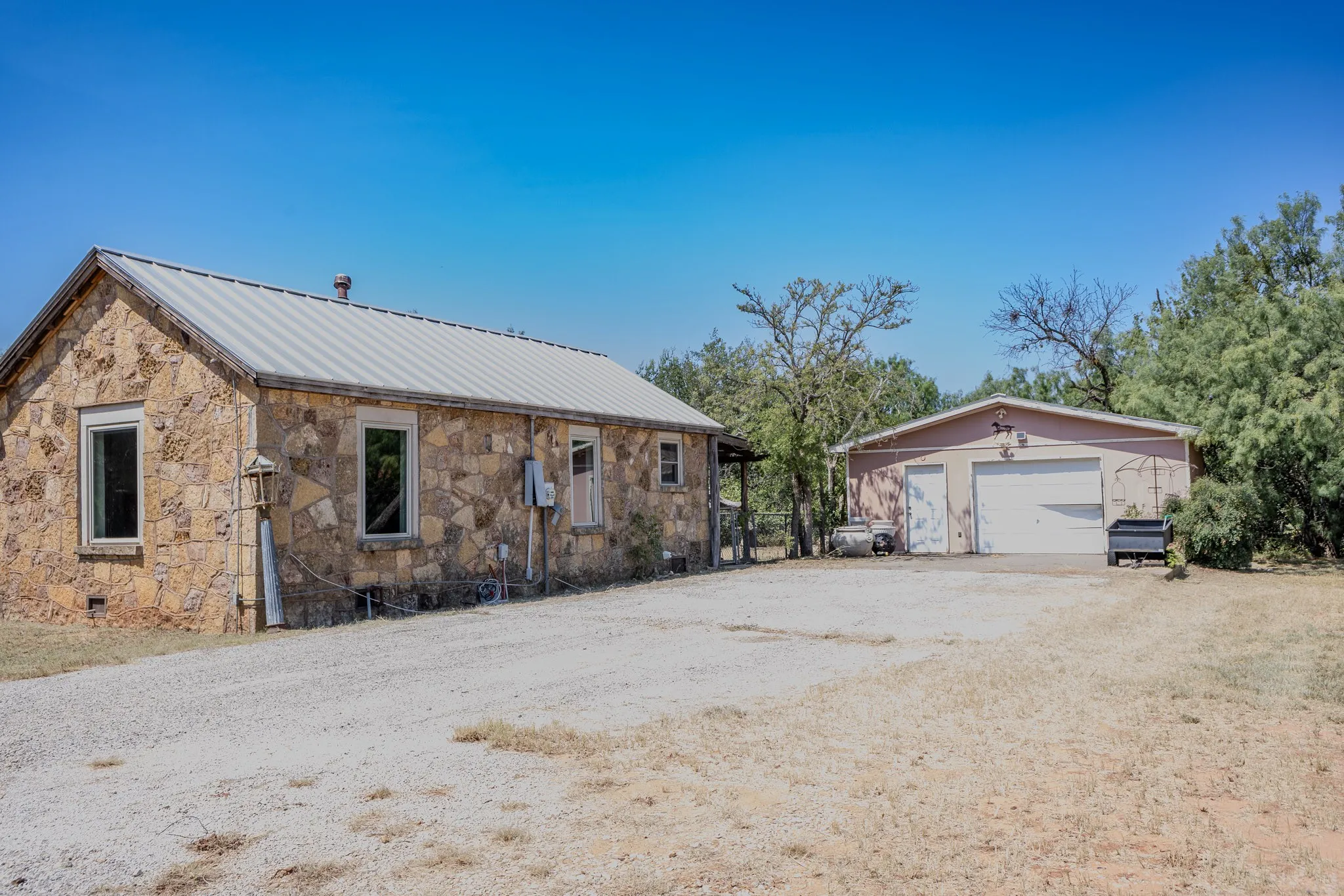 Single Family Residence For Sale in Taylor County , 4509 Curry Lane, Abilene, Texas 79606, 2 Bedroom, 2 Bathroom, 2 Garage spaces, 1,104 Sqft, built in 1937, mls#21352671, Real Estate Agent in Abilene, Homes For Sale in Taylor county, Homes For Sale in Abilene, Realtor in Abilene Texas, Real Estate Brokerage Independent Realty Texas, Luminita Cordes Realtor