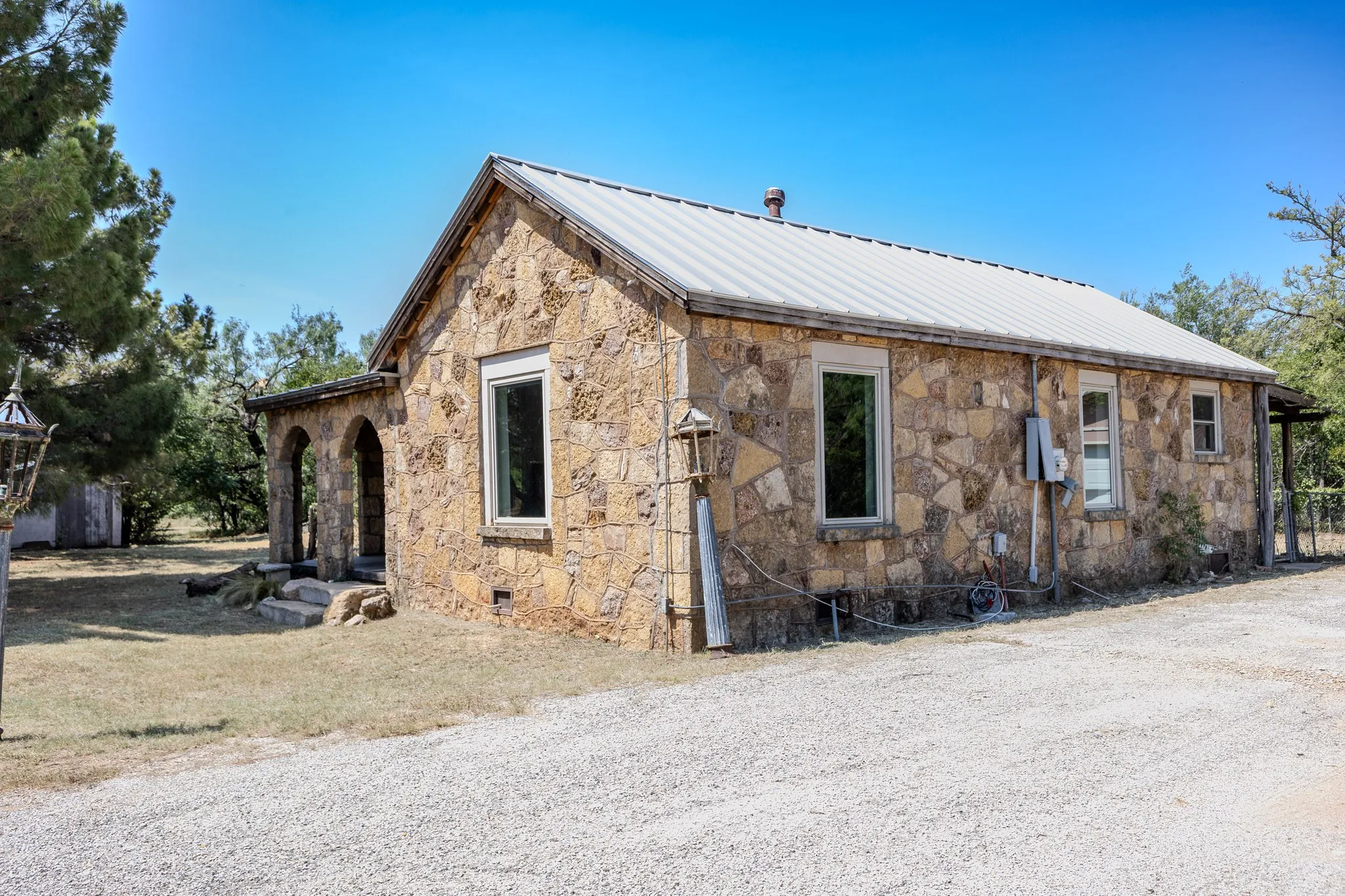 Single Family Residence For Sale in Taylor County , 4509 Curry Lane, Abilene, Texas 79606, 2 Bedroom, 2 Bathroom, 2 Garage spaces, 1,104 Sqft, built in 1937, mls#21352671, Real Estate Agent in Abilene, Homes For Sale in Taylor county, Homes For Sale in Abilene, Realtor in Abilene Texas, Real Estate Brokerage Independent Realty Texas, Luminita Cordes Realtor