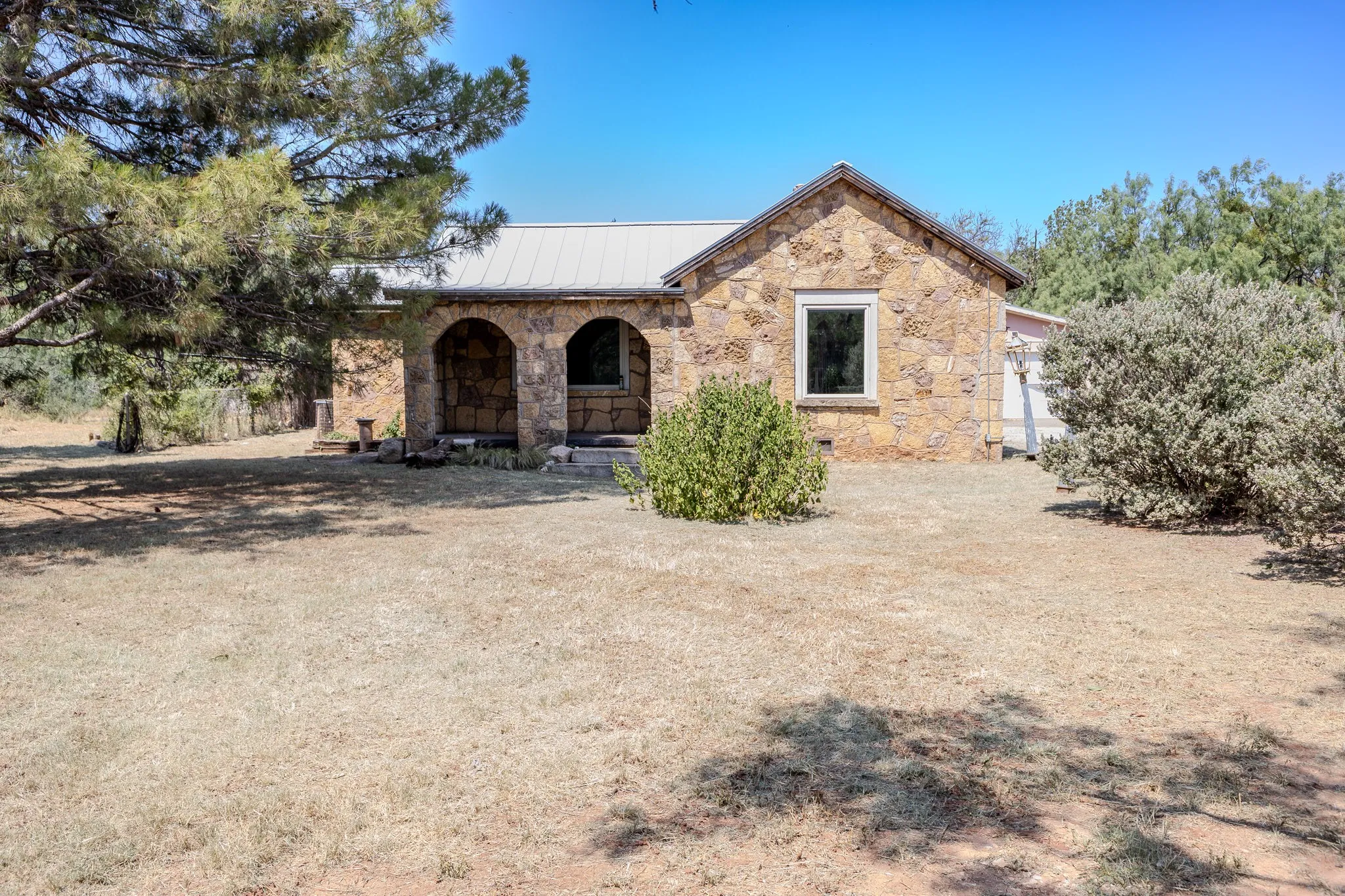 Single Family Residence For Sale in Taylor County , 4509 Curry Lane, Abilene, Texas 79606, 2 Bedroom, 2 Bathroom, 2 Garage spaces, 1,104 Sqft, built in 1937, mls#21352671, Real Estate Agent in Abilene, Homes For Sale in Taylor county, Homes For Sale in Abilene, Realtor in Abilene Texas, Real Estate Brokerage Independent Realty Texas, Luminita Cordes Realtor