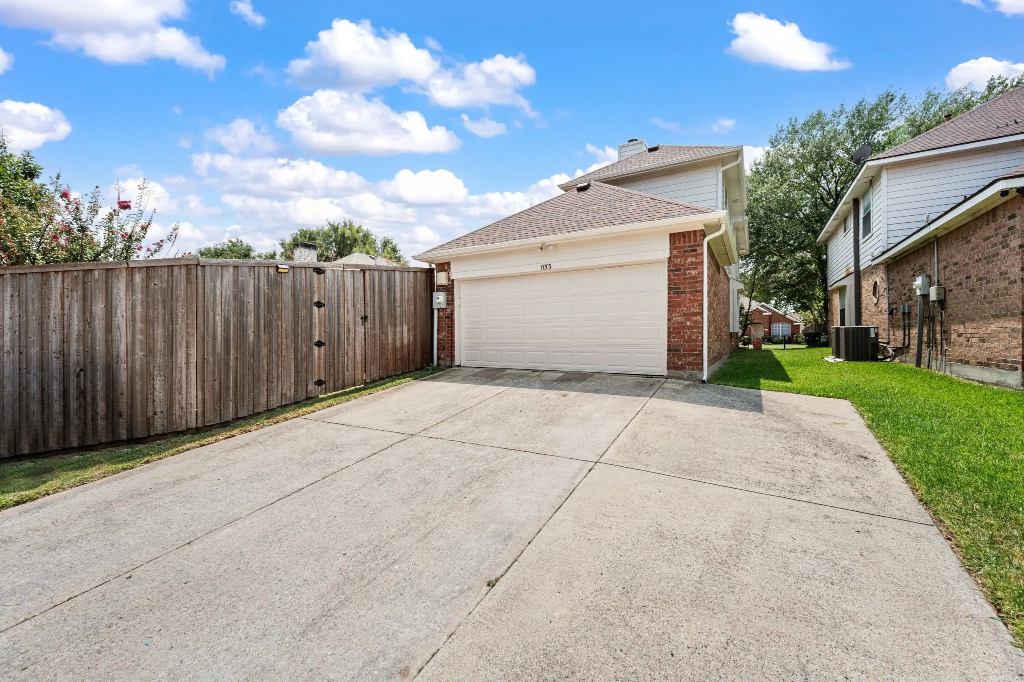 Single Family Residence For Sale in Denton County , 1133 Kelly Lane, Lewisville, Texas 75077, 4 Bedroom, 3 Bathroom, 2 Garage spaces, 2,550 Sqft, built in 1995, mls#21324078, Real Estate Agent in Lewisville, Homes For Sale in Denton county, Homes For Sale in Lewisville, Realtor in Lewisville Texas, Real Estate Brokerage Independent Realty Texas, Luminita Cordes Realtor