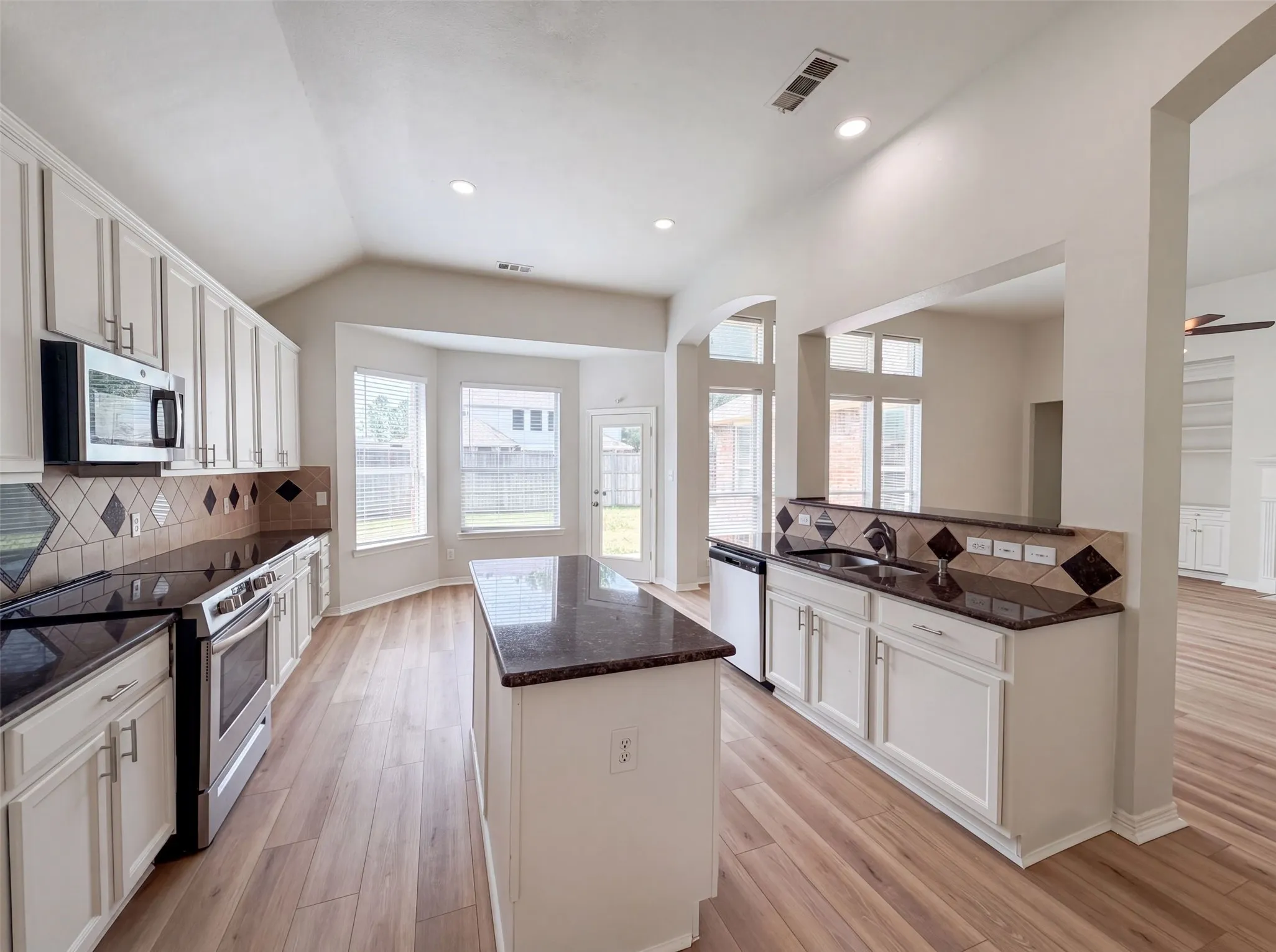 Single Family Residence For Sale in Denton County , 1221 Old Oak Trail, Flower Mound, Texas 75028, 4 Bedroom, 3 Bathroom, 2 Garage spaces, 2,630 Sqft, built in 1999, mls#21352669, Real Estate Agent in Flower Mound, Homes For Sale in Denton county, Homes For Sale in Flower Mound, Realtor in Flower Mound Texas, Real Estate Brokerage Independent Realty Texas, Luminita Cordes Realtor