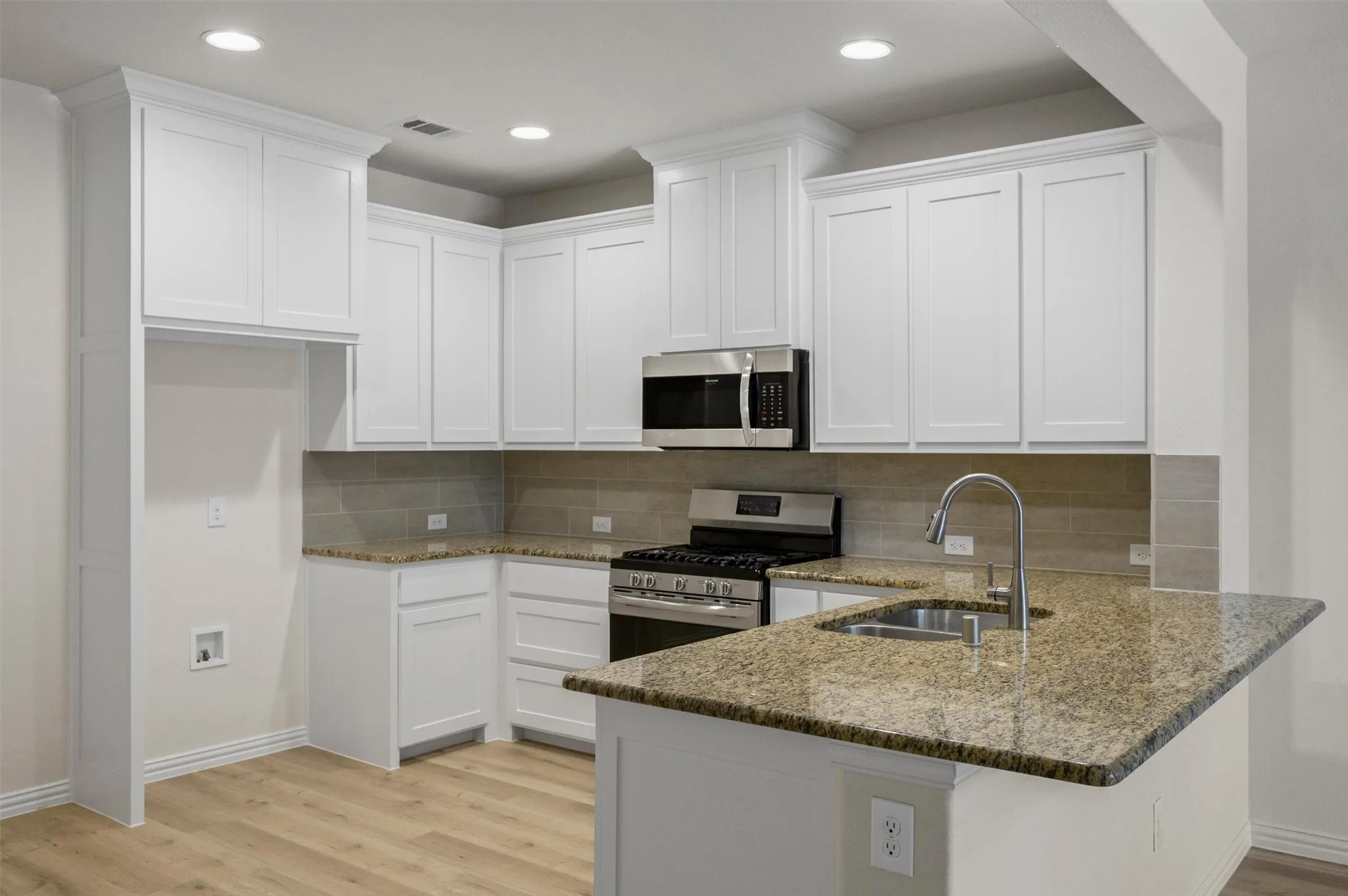 Townhouse For Sale in Tarrant County , 4277 Snow Goose Trail, Arlington, Texas 76005, 3 Bedroom, 3 Bathroom, 2 Garage spaces, 1,690 Sqft, built in 2018, mls#21350213, Real Estate Agent in Arlington, Homes For Sale in Tarrant county, Homes For Sale in Arlington, Realtor in Arlington Texas, Real Estate Brokerage Independent Realty Texas, Luminita Cordes Realtor