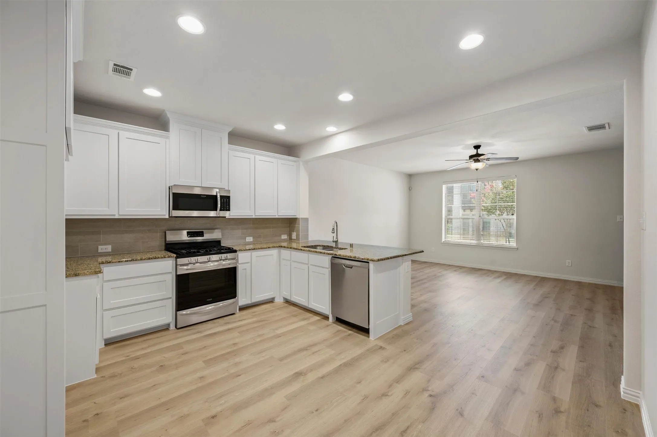 Townhouse For Sale in Tarrant County , 4277 Snow Goose Trail, Arlington, Texas 76005, 3 Bedroom, 3 Bathroom, 2 Garage spaces, 1,690 Sqft, built in 2018, mls#21350213, Real Estate Agent in Arlington, Homes For Sale in Tarrant county, Homes For Sale in Arlington, Realtor in Arlington Texas, Real Estate Brokerage Independent Realty Texas, Luminita Cordes Realtor