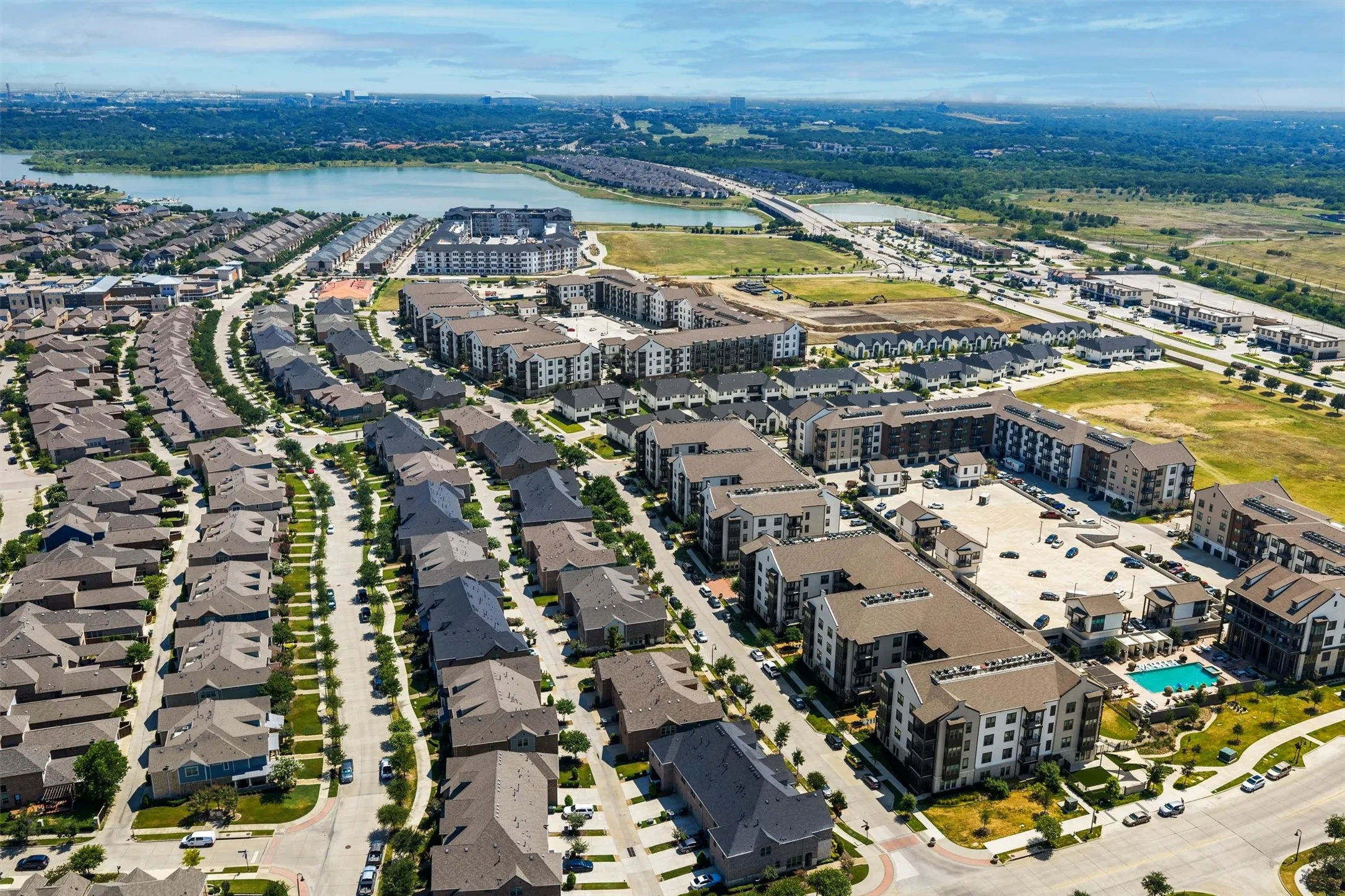 Townhouse For Sale in Tarrant County , 4277 Snow Goose Trail, Arlington, Texas 76005, 3 Bedroom, 3 Bathroom, 2 Garage spaces, 1,690 Sqft, built in 2018, mls#21350213, Real Estate Agent in Arlington, Homes For Sale in Tarrant county, Homes For Sale in Arlington, Realtor in Arlington Texas, Real Estate Brokerage Independent Realty Texas, Luminita Cordes Realtor