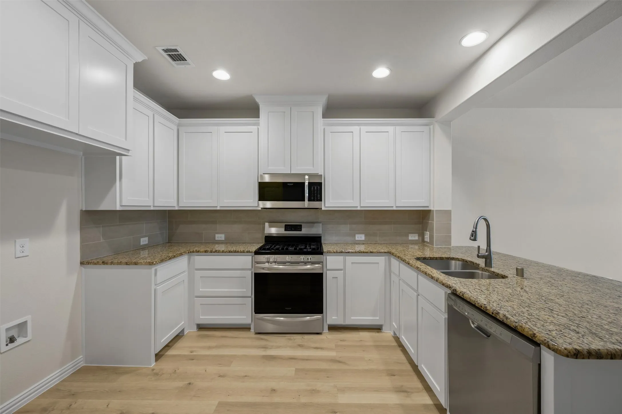 Townhouse For Sale in Tarrant County , 4277 Snow Goose Trail, Arlington, Texas 76005, 3 Bedroom, 3 Bathroom, 2 Garage spaces, 1,690 Sqft, built in 2018, mls#21350213, Real Estate Agent in Arlington, Homes For Sale in Tarrant county, Homes For Sale in Arlington, Realtor in Arlington Texas, Real Estate Brokerage Independent Realty Texas, Luminita Cordes Realtor