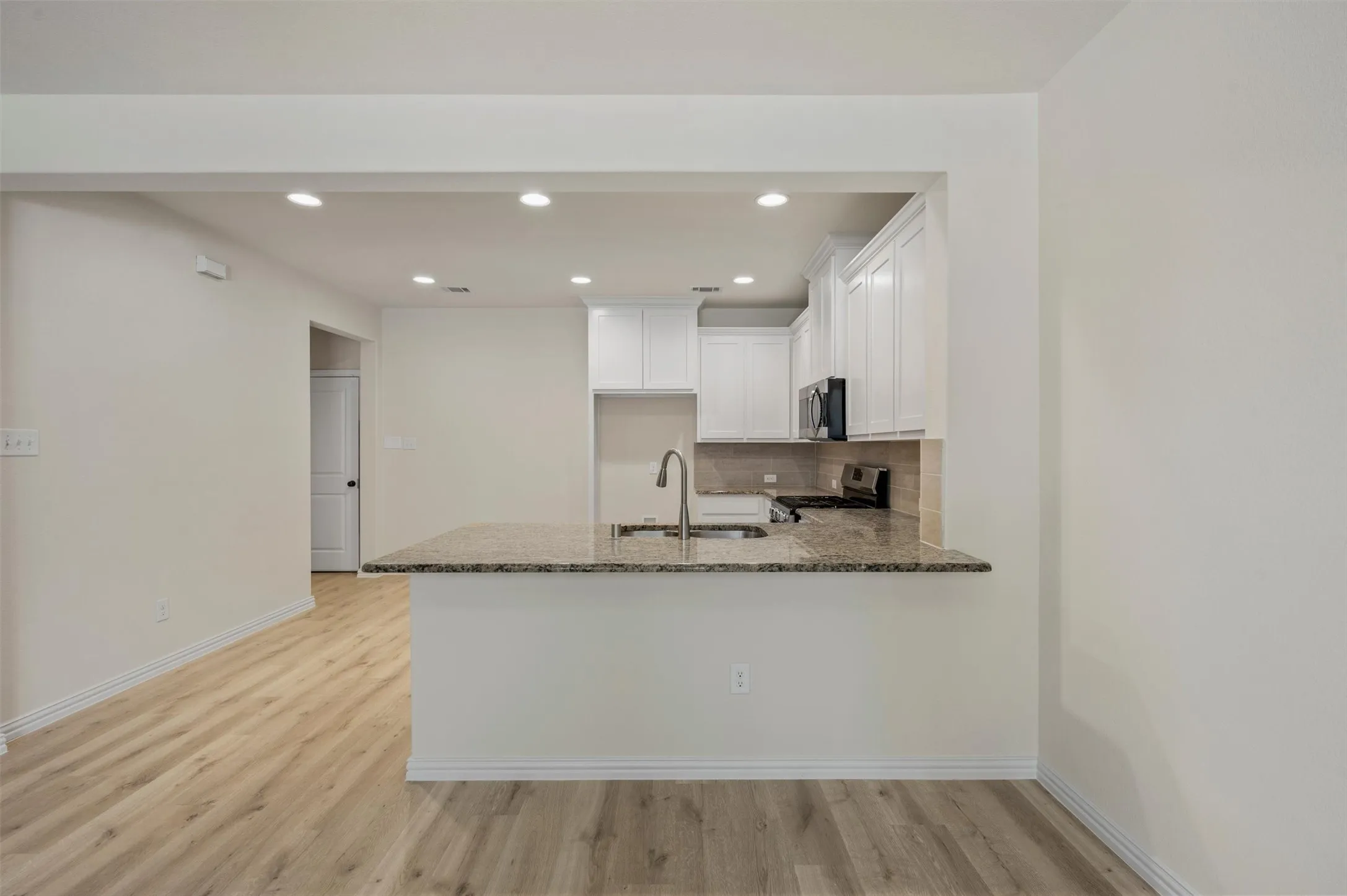 Townhouse For Sale in Tarrant County , 4277 Snow Goose Trail, Arlington, Texas 76005, 3 Bedroom, 3 Bathroom, 2 Garage spaces, 1,690 Sqft, built in 2018, mls#21350213, Real Estate Agent in Arlington, Homes For Sale in Tarrant county, Homes For Sale in Arlington, Realtor in Arlington Texas, Real Estate Brokerage Independent Realty Texas, Luminita Cordes Realtor