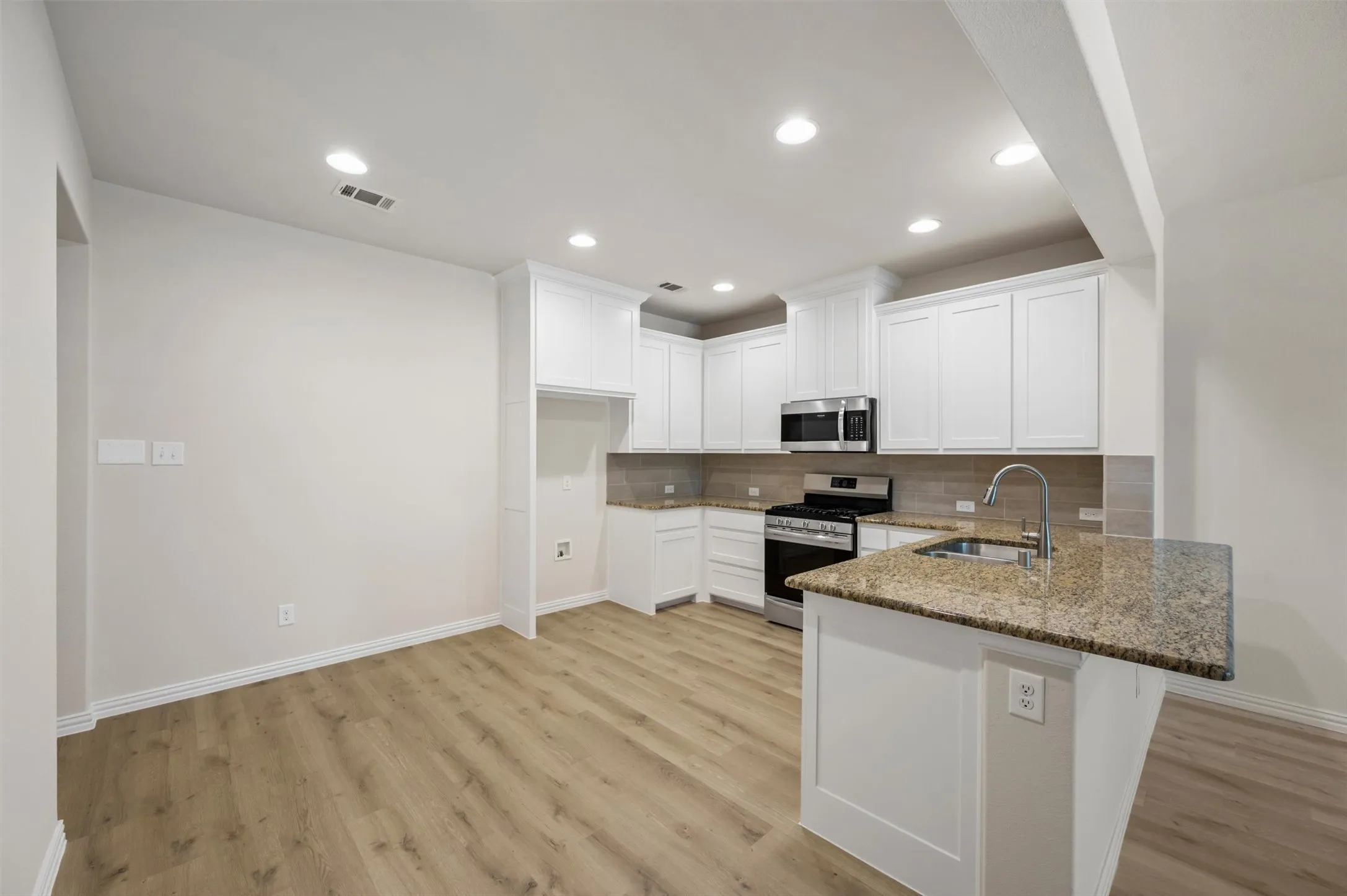 Townhouse For Sale in Tarrant County , 4277 Snow Goose Trail, Arlington, Texas 76005, 3 Bedroom, 3 Bathroom, 2 Garage spaces, 1,690 Sqft, built in 2018, mls#21350213, Real Estate Agent in Arlington, Homes For Sale in Tarrant county, Homes For Sale in Arlington, Realtor in Arlington Texas, Real Estate Brokerage Independent Realty Texas, Luminita Cordes Realtor
