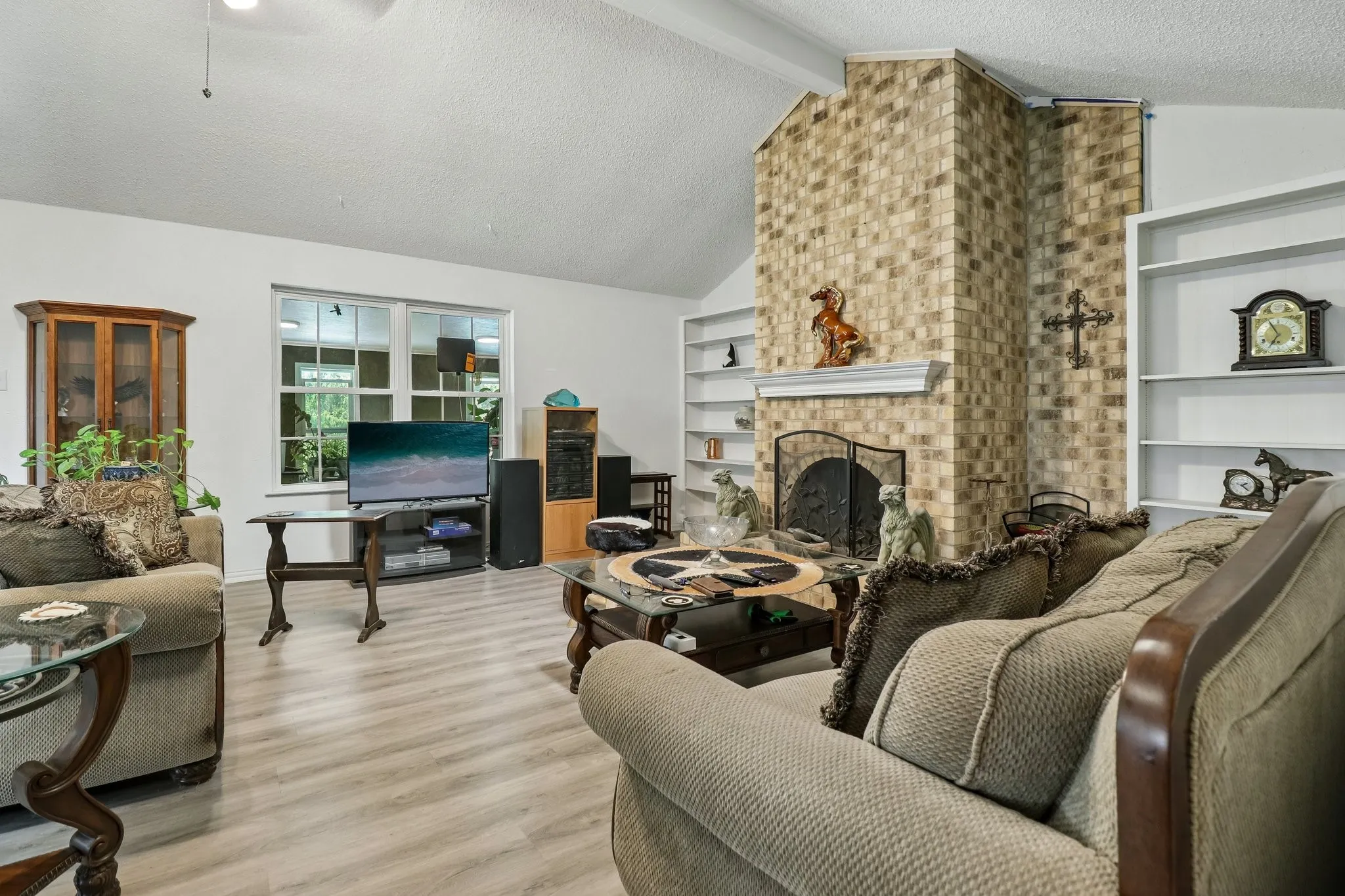 Single Family Residence For Sale in Tarrant County , 6408 San Juan Avenue, Fort Worth, Texas 76133, 3 Bedroom, 2 Bathroom, 2 Garage spaces, 1,831 Sqft, built in 1974, mls#21352635, Real Estate Agent in Fort Worth, Homes For Sale in Tarrant county, Homes For Sale in Fort Worth, Realtor in Fort Worth Texas, Real Estate Brokerage Independent Realty Texas, Luminita Cordes Realtor