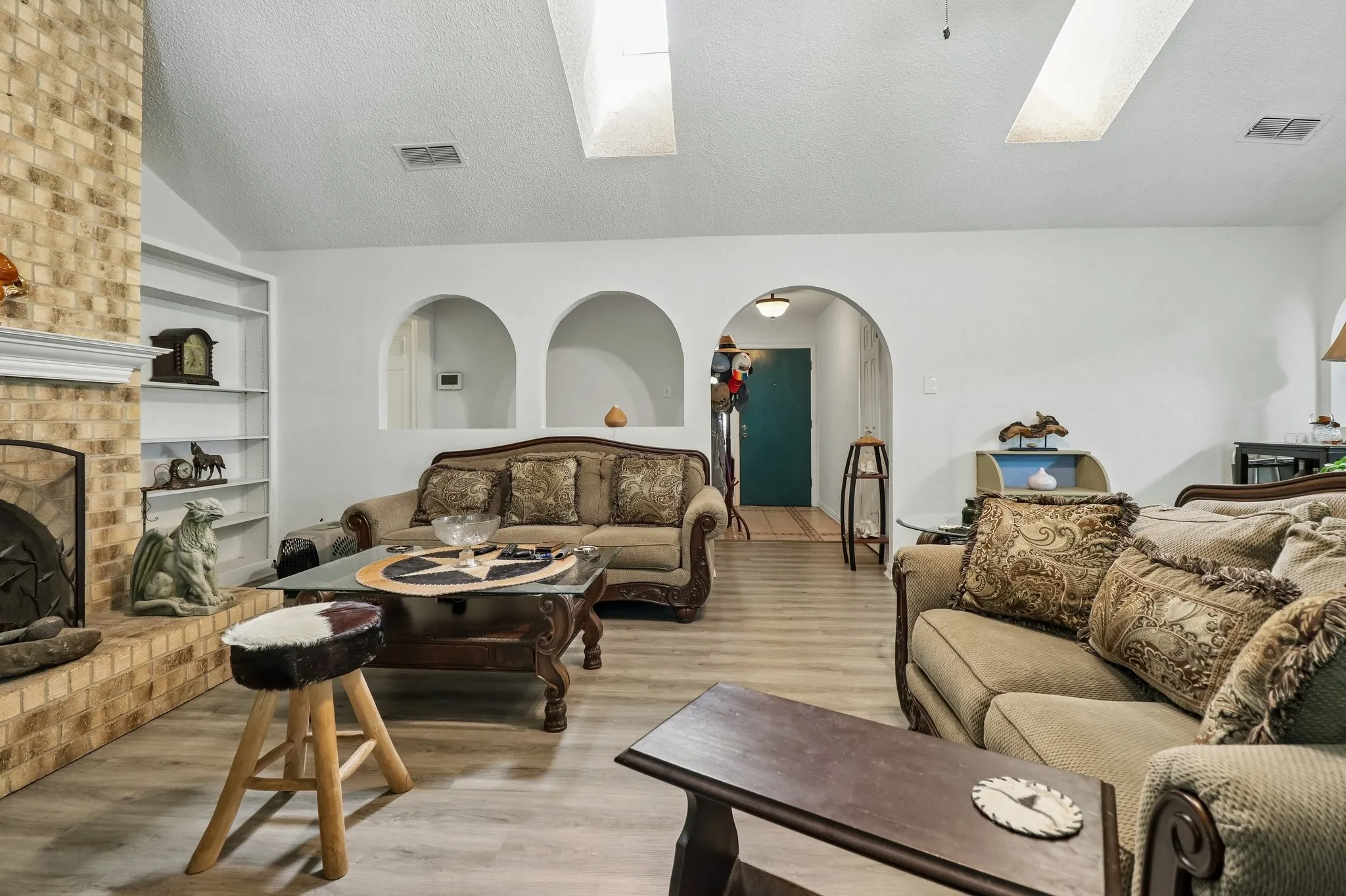 Single Family Residence For Sale in Tarrant County , 6408 San Juan Avenue, Fort Worth, Texas 76133, 3 Bedroom, 2 Bathroom, 2 Garage spaces, 1,831 Sqft, built in 1974, mls#21352635, Real Estate Agent in Fort Worth, Homes For Sale in Tarrant county, Homes For Sale in Fort Worth, Realtor in Fort Worth Texas, Real Estate Brokerage Independent Realty Texas, Luminita Cordes Realtor