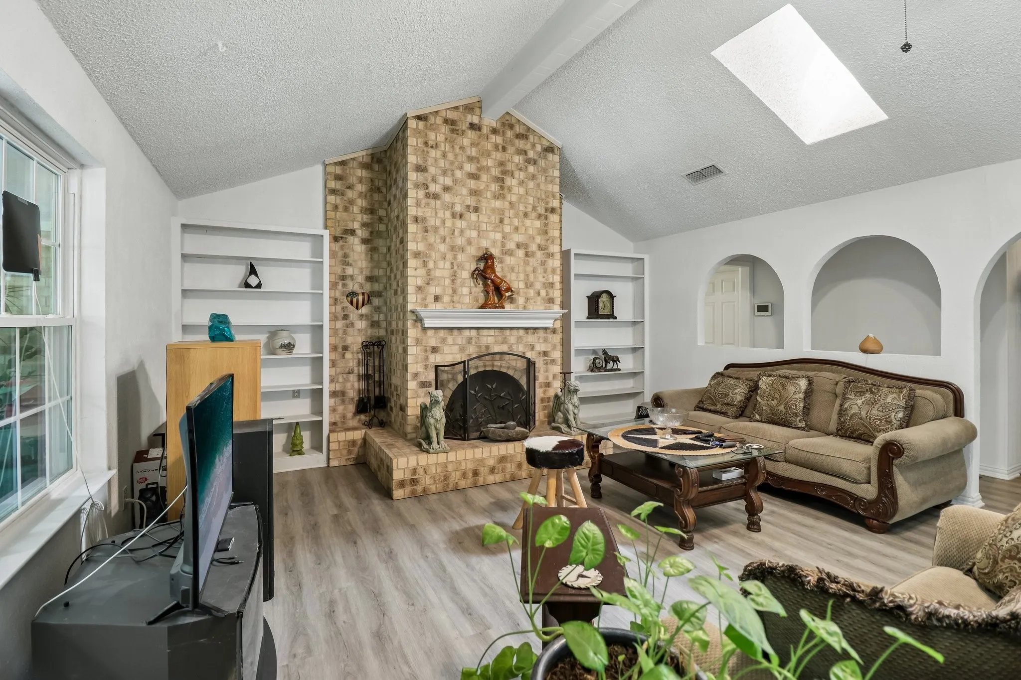Single Family Residence For Sale in Tarrant County , 6408 San Juan Avenue, Fort Worth, Texas 76133, 3 Bedroom, 2 Bathroom, 2 Garage spaces, 1,831 Sqft, built in 1974, mls#21352635, Real Estate Agent in Fort Worth, Homes For Sale in Tarrant county, Homes For Sale in Fort Worth, Realtor in Fort Worth Texas, Real Estate Brokerage Independent Realty Texas, Luminita Cordes Realtor