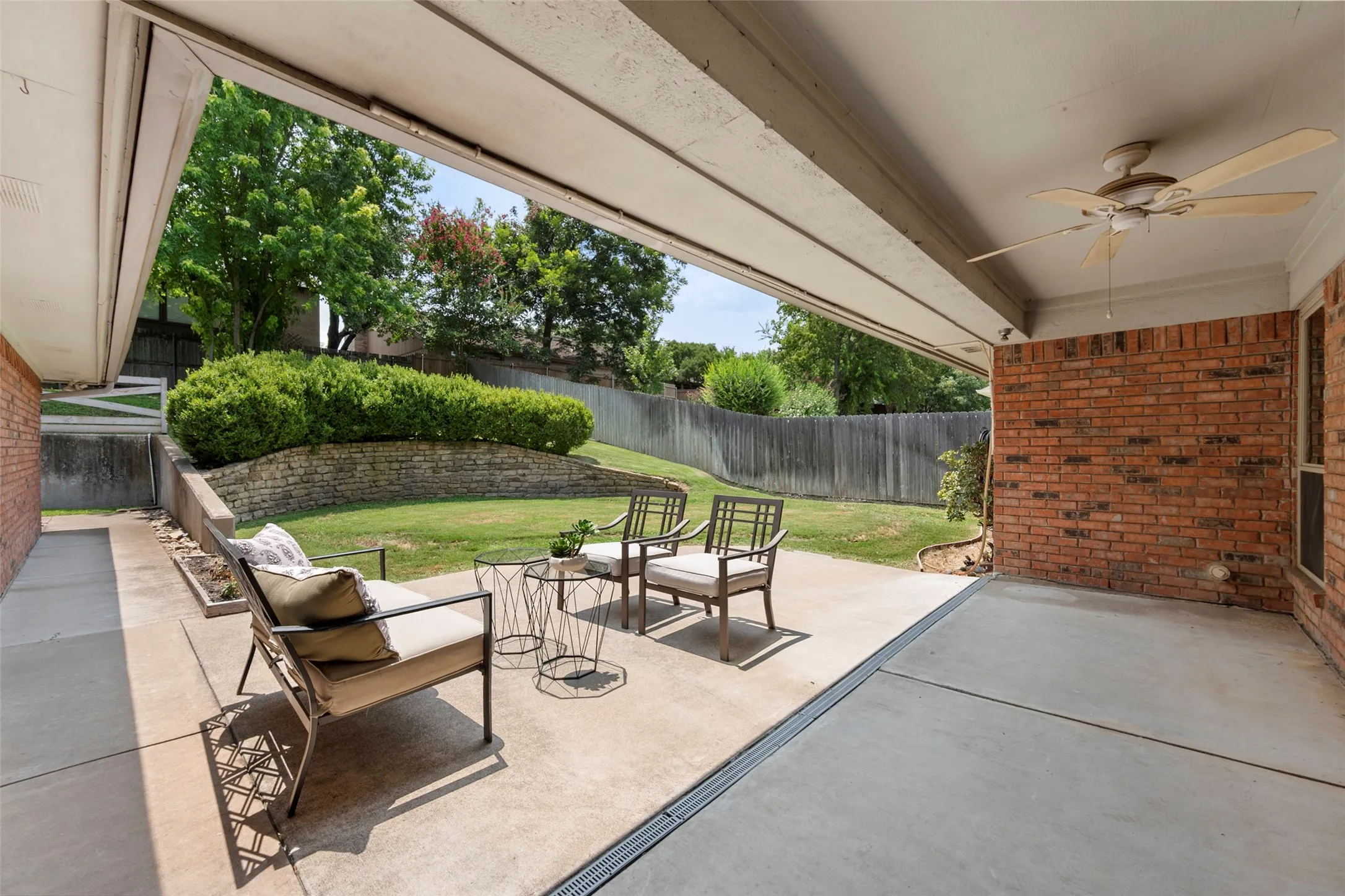 Single Family Residence For Sale in Tarrant County , 6409 Country Day Trail, Benbrook, Texas 76132, 4 Bedroom, 3 Bathroom, 2 Garage spaces, 2,483 Sqft, built in 1984, mls#21350946, Real Estate Agent in Benbrook, Homes For Sale in Tarrant county, Homes For Sale in Benbrook, Realtor in Benbrook Texas, Real Estate Brokerage Independent Realty Texas, Luminita Cordes Realtor