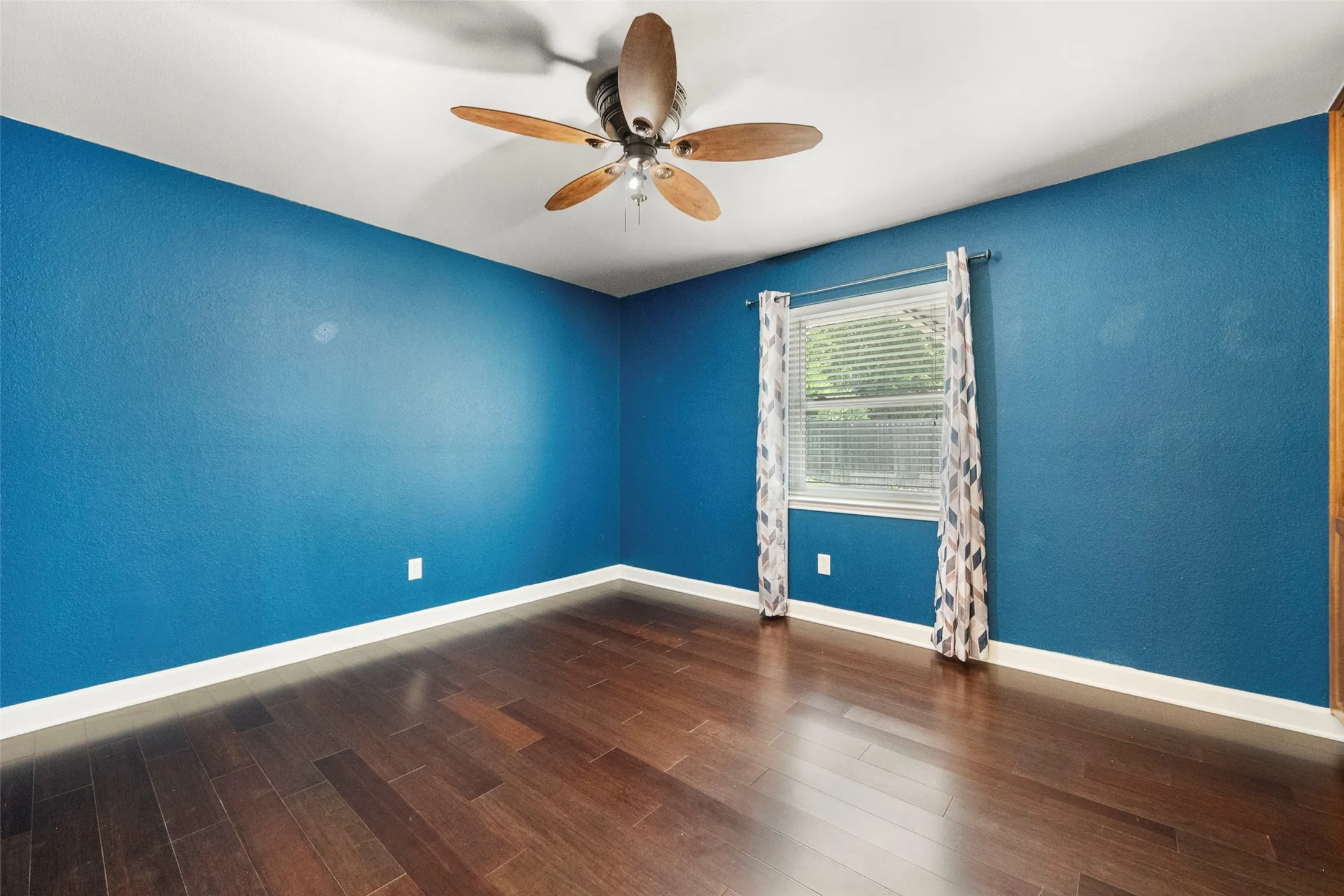 Single Family Residence For Sale in Tarrant County , 6409 Country Day Trail, Benbrook, Texas 76132, 4 Bedroom, 3 Bathroom, 2 Garage spaces, 2,483 Sqft, built in 1984, mls#21350946, Real Estate Agent in Benbrook, Homes For Sale in Tarrant county, Homes For Sale in Benbrook, Realtor in Benbrook Texas, Real Estate Brokerage Independent Realty Texas, Luminita Cordes Realtor