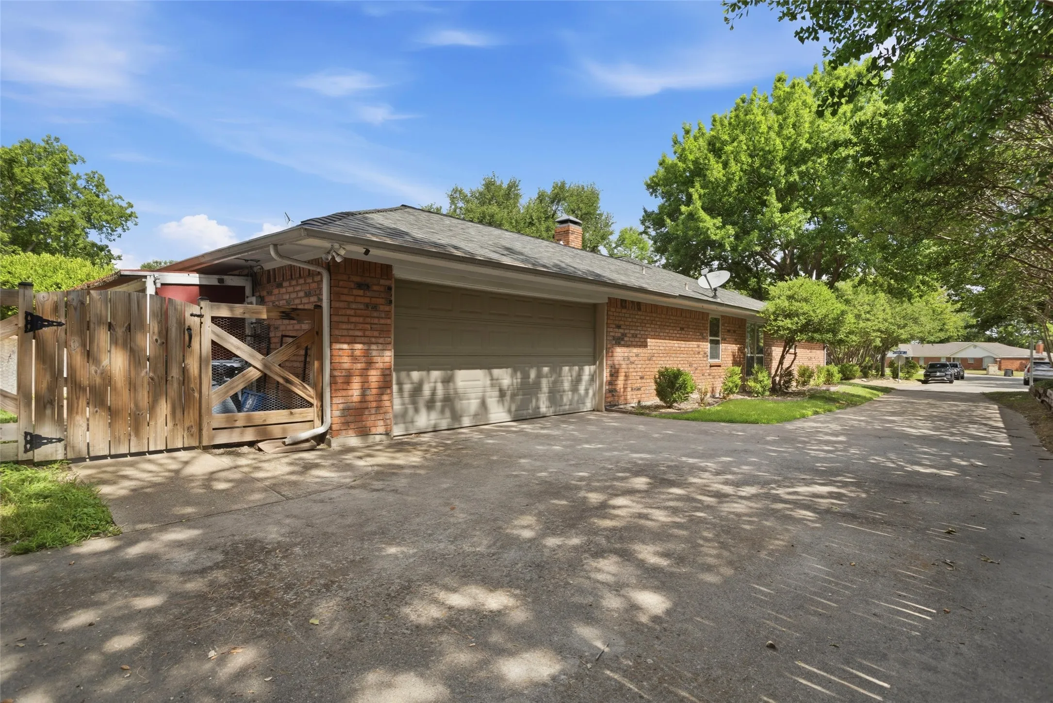 Single Family Residence For Sale in Tarrant County , 6409 Country Day Trail, Benbrook, Texas 76132, 4 Bedroom, 3 Bathroom, 2 Garage spaces, 2,483 Sqft, built in 1984, mls#21350946, Real Estate Agent in Benbrook, Homes For Sale in Tarrant county, Homes For Sale in Benbrook, Realtor in Benbrook Texas, Real Estate Brokerage Independent Realty Texas, Luminita Cordes Realtor