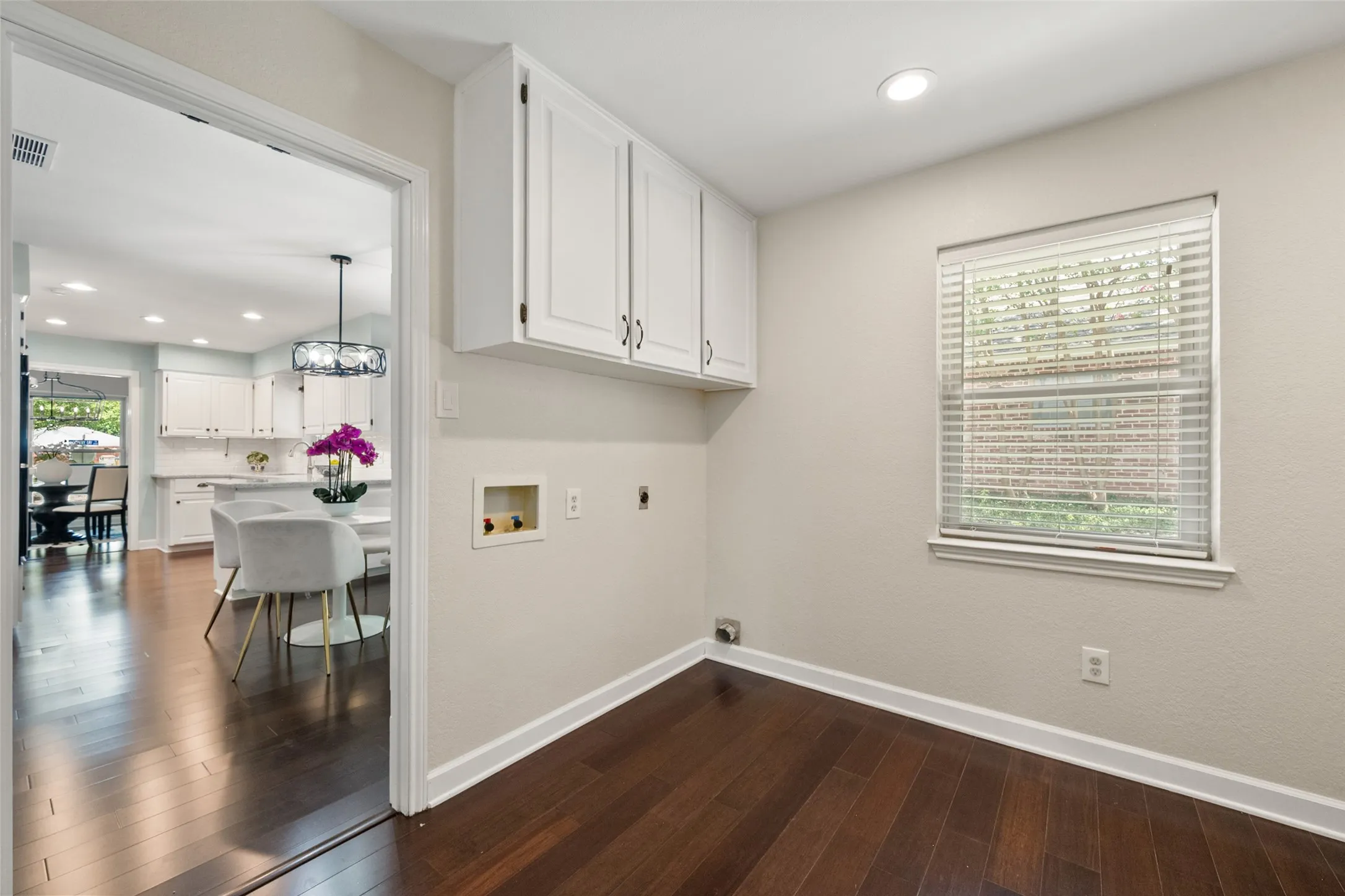Single Family Residence For Sale in Tarrant County , 6409 Country Day Trail, Benbrook, Texas 76132, 4 Bedroom, 3 Bathroom, 2 Garage spaces, 2,483 Sqft, built in 1984, mls#21350946, Real Estate Agent in Benbrook, Homes For Sale in Tarrant county, Homes For Sale in Benbrook, Realtor in Benbrook Texas, Real Estate Brokerage Independent Realty Texas, Luminita Cordes Realtor