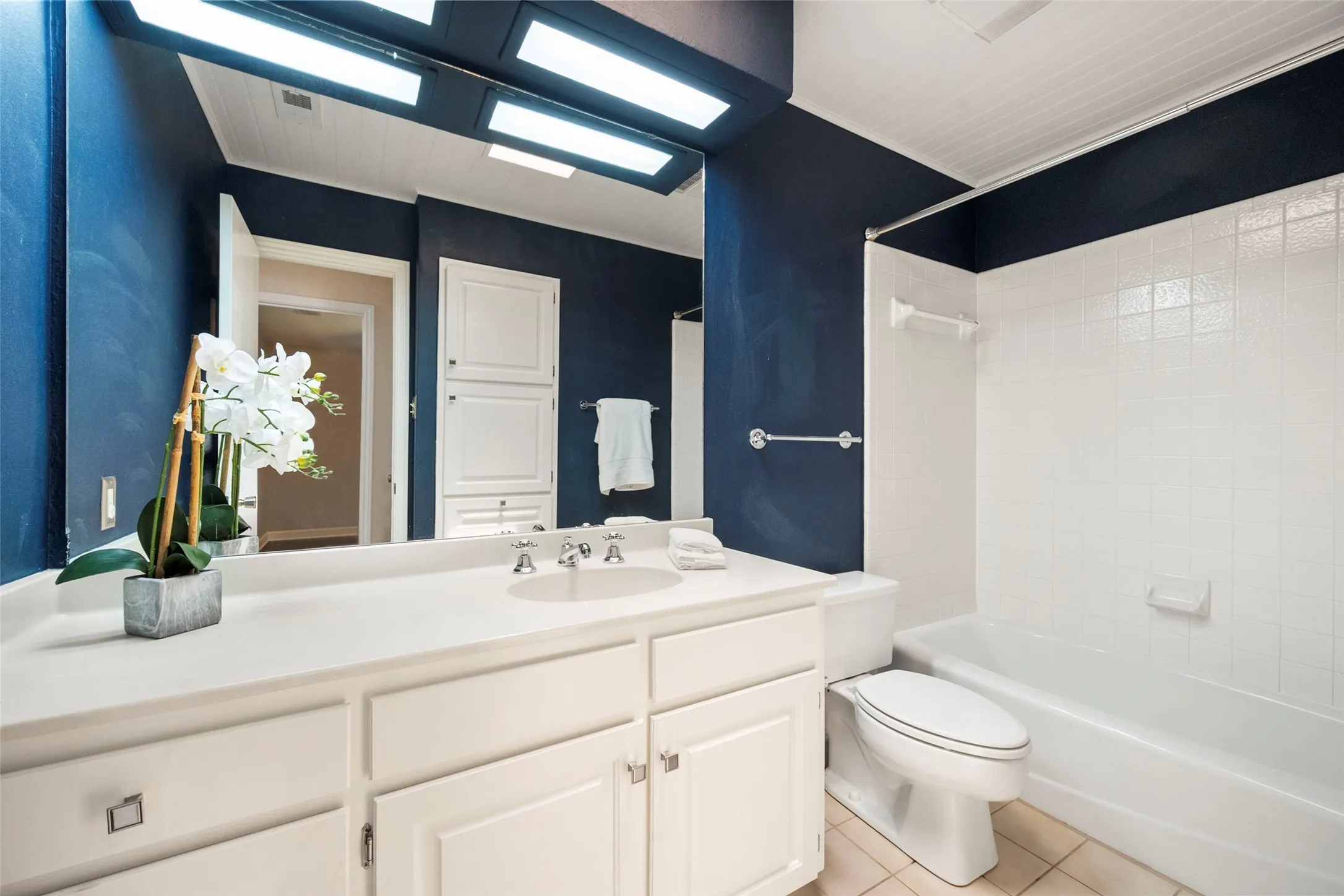 Single Family Residence For Sale in Tarrant County , 6409 Country Day Trail, Benbrook, Texas 76132, 4 Bedroom, 3 Bathroom, 2 Garage spaces, 2,483 Sqft, built in 1984, mls#21350946, Real Estate Agent in Benbrook, Homes For Sale in Tarrant county, Homes For Sale in Benbrook, Realtor in Benbrook Texas, Real Estate Brokerage Independent Realty Texas, Luminita Cordes Realtor