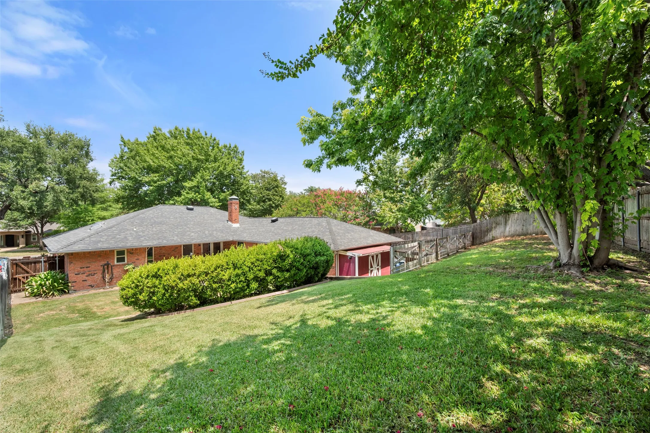 Single Family Residence For Sale in Tarrant County , 6409 Country Day Trail, Benbrook, Texas 76132, 4 Bedroom, 3 Bathroom, 2 Garage spaces, 2,483 Sqft, built in 1984, mls#21350946, Real Estate Agent in Benbrook, Homes For Sale in Tarrant county, Homes For Sale in Benbrook, Realtor in Benbrook Texas, Real Estate Brokerage Independent Realty Texas, Luminita Cordes Realtor