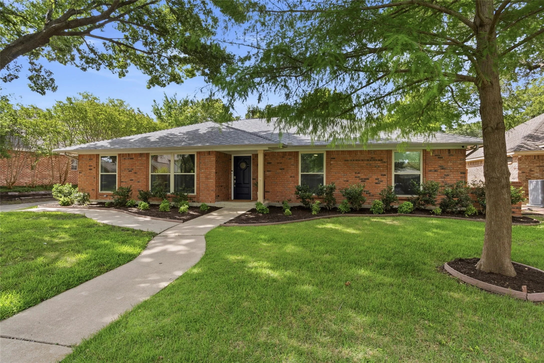 Single Family Residence For Sale in Tarrant County , 6409 Country Day Trail, Benbrook, Texas 76132, 4 Bedroom, 3 Bathroom, 2 Garage spaces, 2,483 Sqft, built in 1984, mls#21350946, Real Estate Agent in Benbrook, Homes For Sale in Tarrant county, Homes For Sale in Benbrook, Realtor in Benbrook Texas, Real Estate Brokerage Independent Realty Texas, Luminita Cordes Realtor