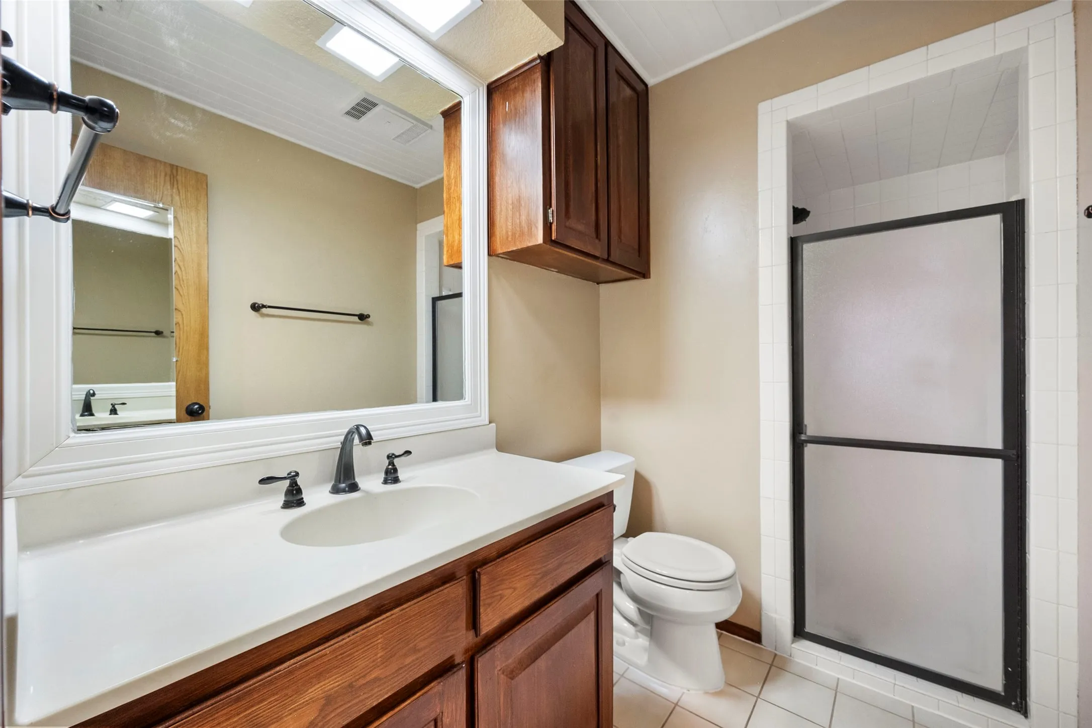 Single Family Residence For Sale in Tarrant County , 6409 Country Day Trail, Benbrook, Texas 76132, 4 Bedroom, 3 Bathroom, 2 Garage spaces, 2,483 Sqft, built in 1984, mls#21350946, Real Estate Agent in Benbrook, Homes For Sale in Tarrant county, Homes For Sale in Benbrook, Realtor in Benbrook Texas, Real Estate Brokerage Independent Realty Texas, Luminita Cordes Realtor