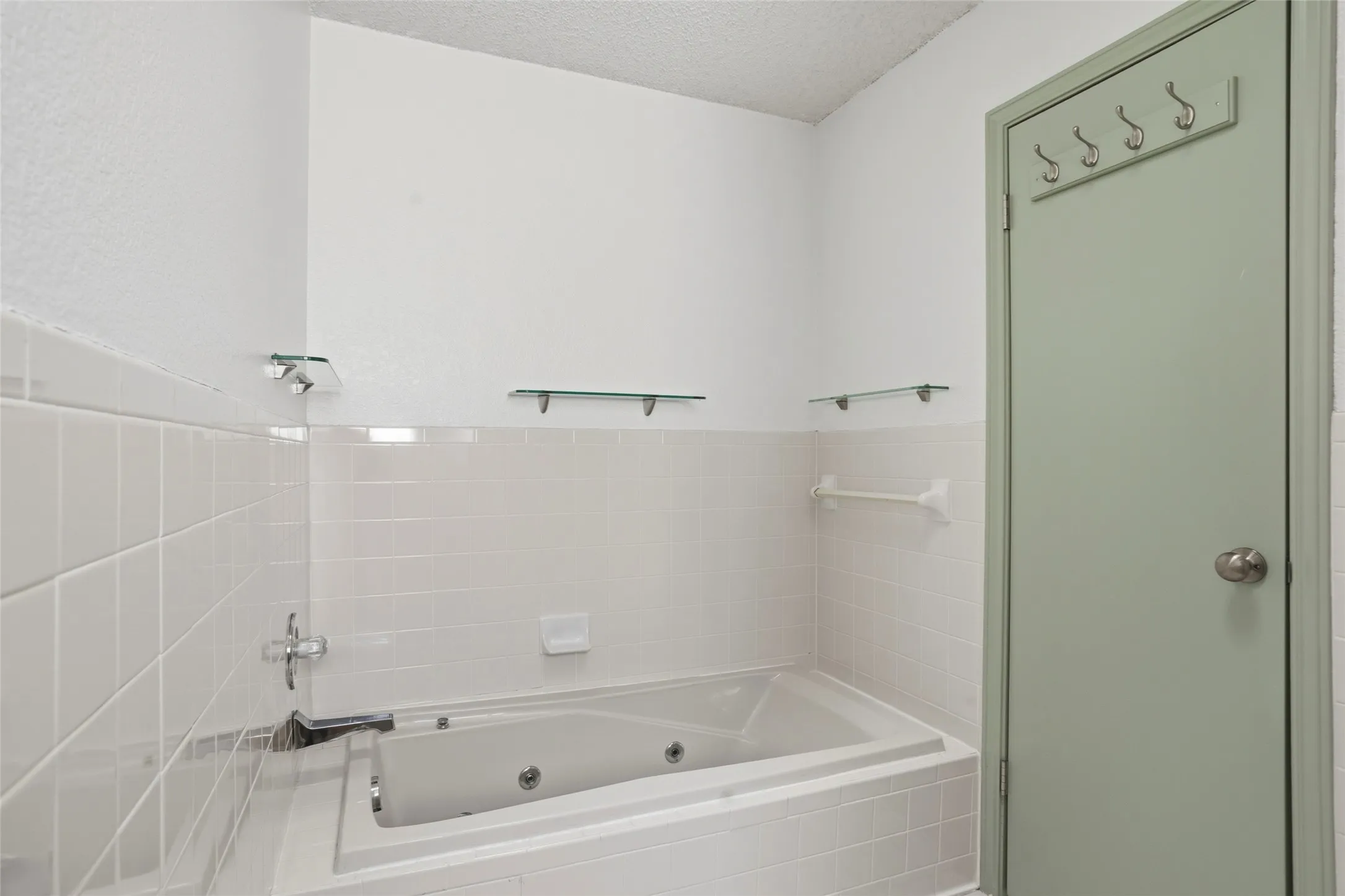 Single Family Residence For Sale in Tarrant County , 6409 Country Day Trail, Benbrook, Texas 76132, 4 Bedroom, 3 Bathroom, 2 Garage spaces, 2,483 Sqft, built in 1984, mls#21350946, Real Estate Agent in Benbrook, Homes For Sale in Tarrant county, Homes For Sale in Benbrook, Realtor in Benbrook Texas, Real Estate Brokerage Independent Realty Texas, Luminita Cordes Realtor
