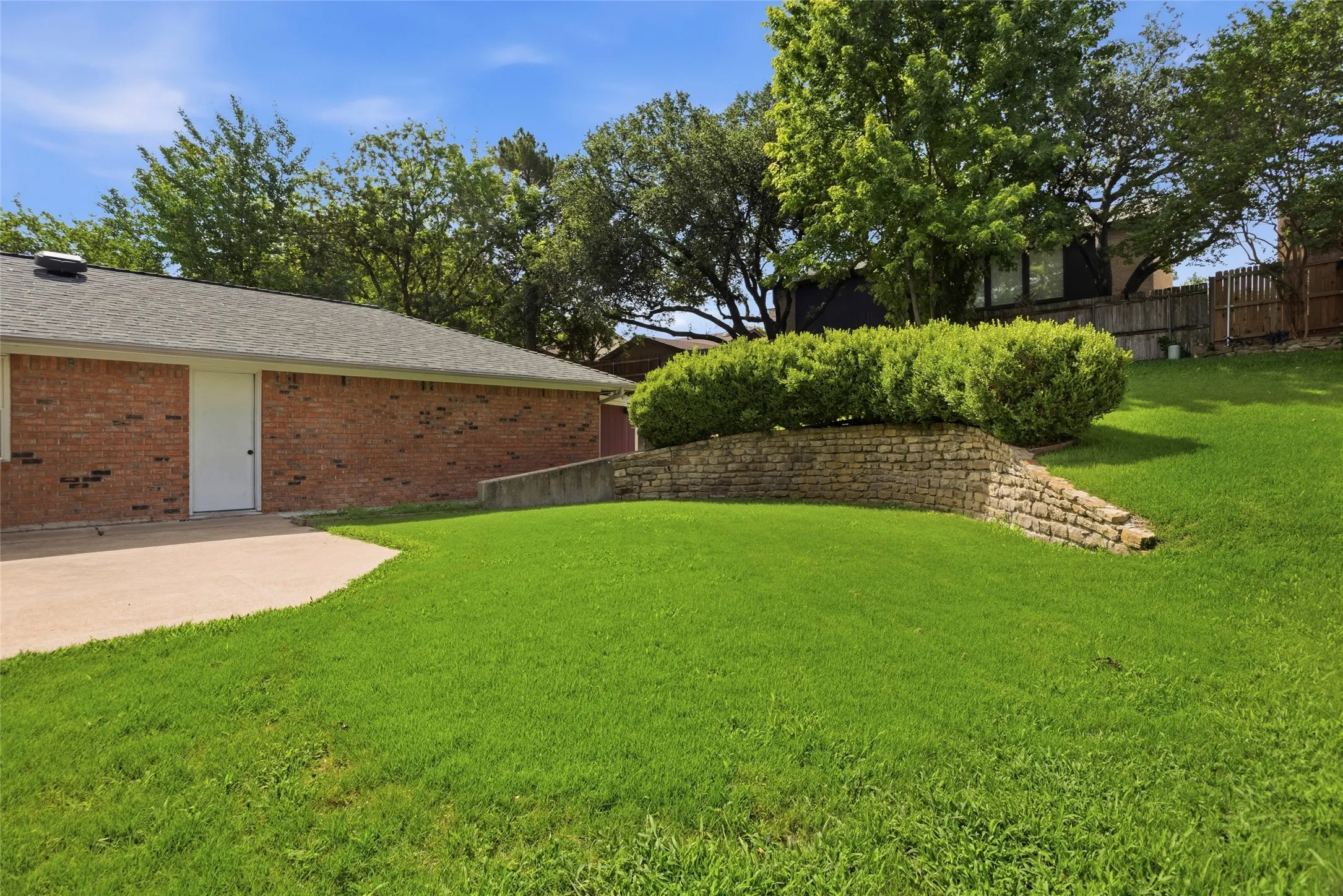 Single Family Residence For Sale in Tarrant County , 6409 Country Day Trail, Benbrook, Texas 76132, 4 Bedroom, 3 Bathroom, 2 Garage spaces, 2,483 Sqft, built in 1984, mls#21350946, Real Estate Agent in Benbrook, Homes For Sale in Tarrant county, Homes For Sale in Benbrook, Realtor in Benbrook Texas, Real Estate Brokerage Independent Realty Texas, Luminita Cordes Realtor