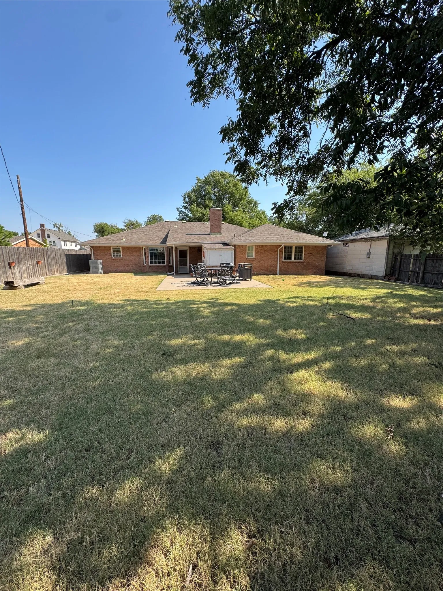 Single Family Residence For Sale in Hardeman County , 605 W 9th Street, Quanah, Texas 79252, 3 Bedroom, 3 Bathroom, 2 Garage spaces, 2,150 Sqft, built in 1965, mls#21352693, Real Estate Agent in Quanah, Homes For Sale in Hardeman county, Homes For Sale in Quanah, Realtor in Quanah Texas, Real Estate Brokerage Independent Realty Texas, Luminita Cordes Realtor
